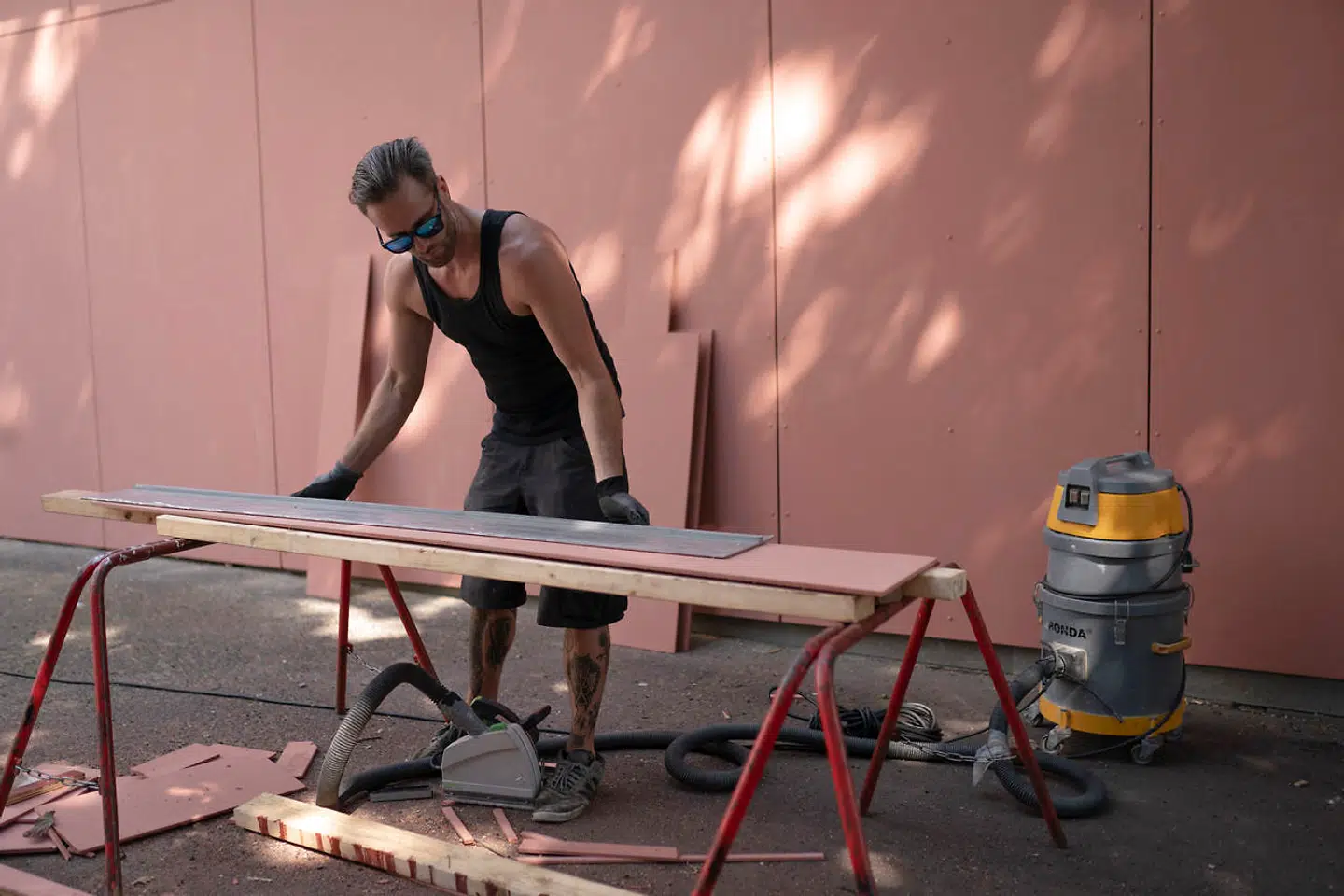 »Jeg har været udlært i 20 år, og min skulder har sat sig for mange år siden, og den bliver ved med at give noget bøvl, hver gang jeg arbejder meget,« siger Jacob Laukamp, der arbejder som tømrer.