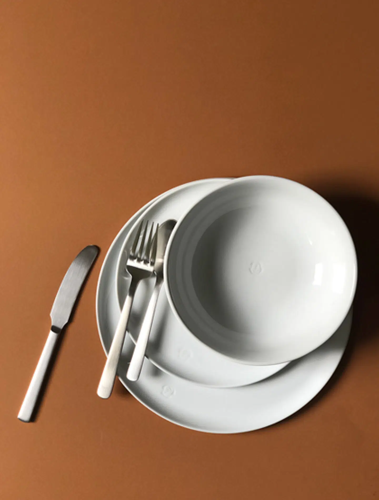 Kay Bojesens tallerkner i porcelæn fåes i tre forskellige størrelser: En stor middagstallerken, en en klassisk middagstallerken og den mindre frokosttallerken. Desuden er der netop tilføjet en smuk dyb tallerken, der samtidigt kan bruges som serveringsskål. Tallerknerne er en del af KAY-serien, der også indeholder skåle og fade i flere forskellige udformninger. Suppler med Kay Bojesens funktionalistiske Grand Prix bestik for at fuldende det veldækkede bord. (Foto: kaybojesen.dk)