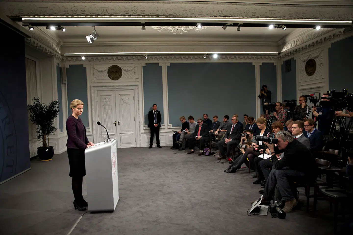 Statsminister Helle Thorning-Schmidt (S) til pressemøde på dagen, hvor SF forlod S-R-SF-regeringen, Annette Vilhelmsen trak sig fra formandsposten i SF, og aktiesalget til Goldman Sachs blev endegyldigt godkendt.