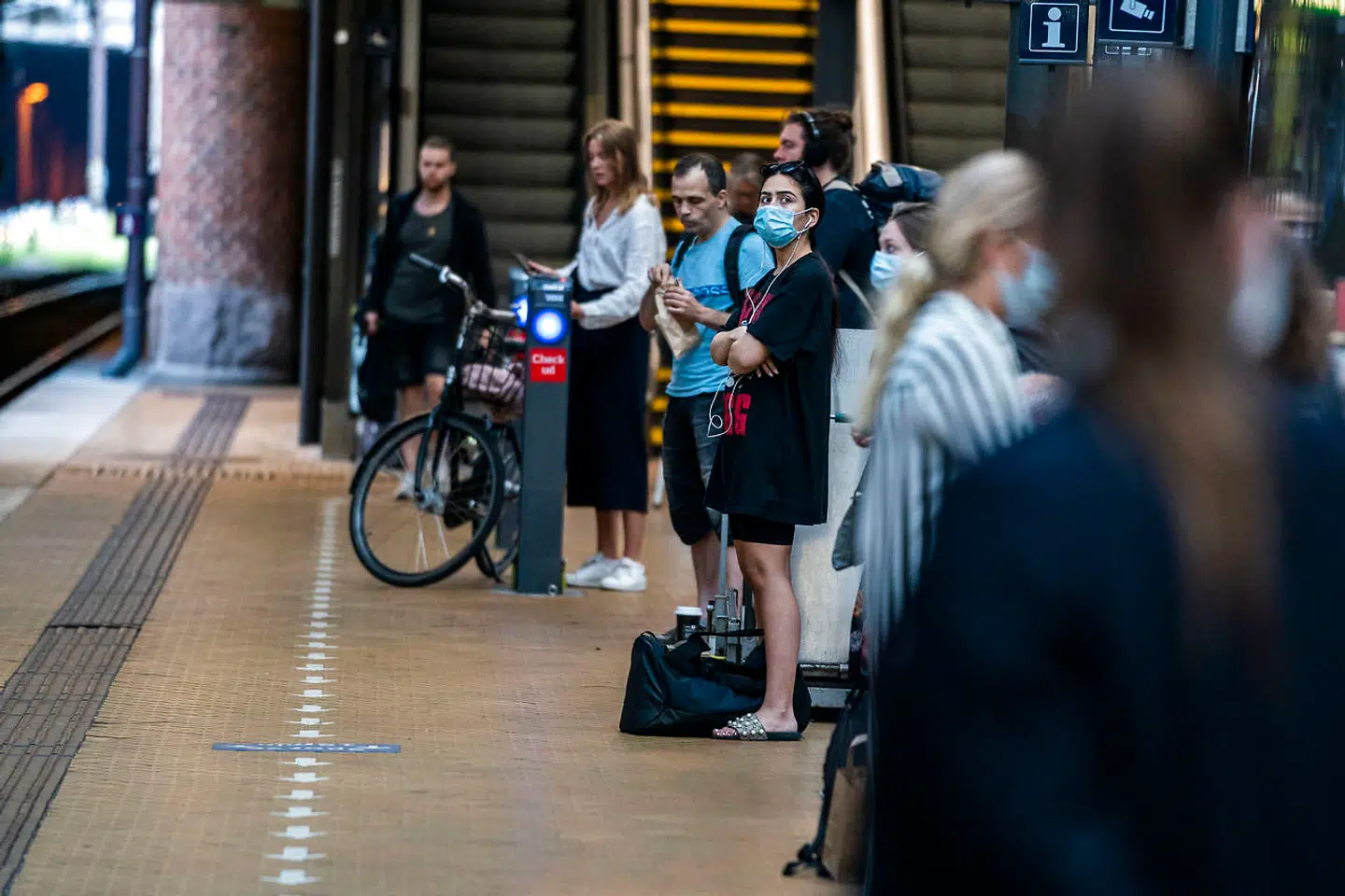 DSB-personale arbejder iført mundbind på Hovedbanegården i København, fredag den 14. august 2020. Togpersonale skal fra fredag bære mundbind. Kravet træder i kraft fredag morgen klokken 6, og det vil gælde tidsrummet 6 til 9 om morgenen og 15 til 18 om eftermiddagen. (Foto: Martin Sylvest/Ritzau Scanpix 2020)