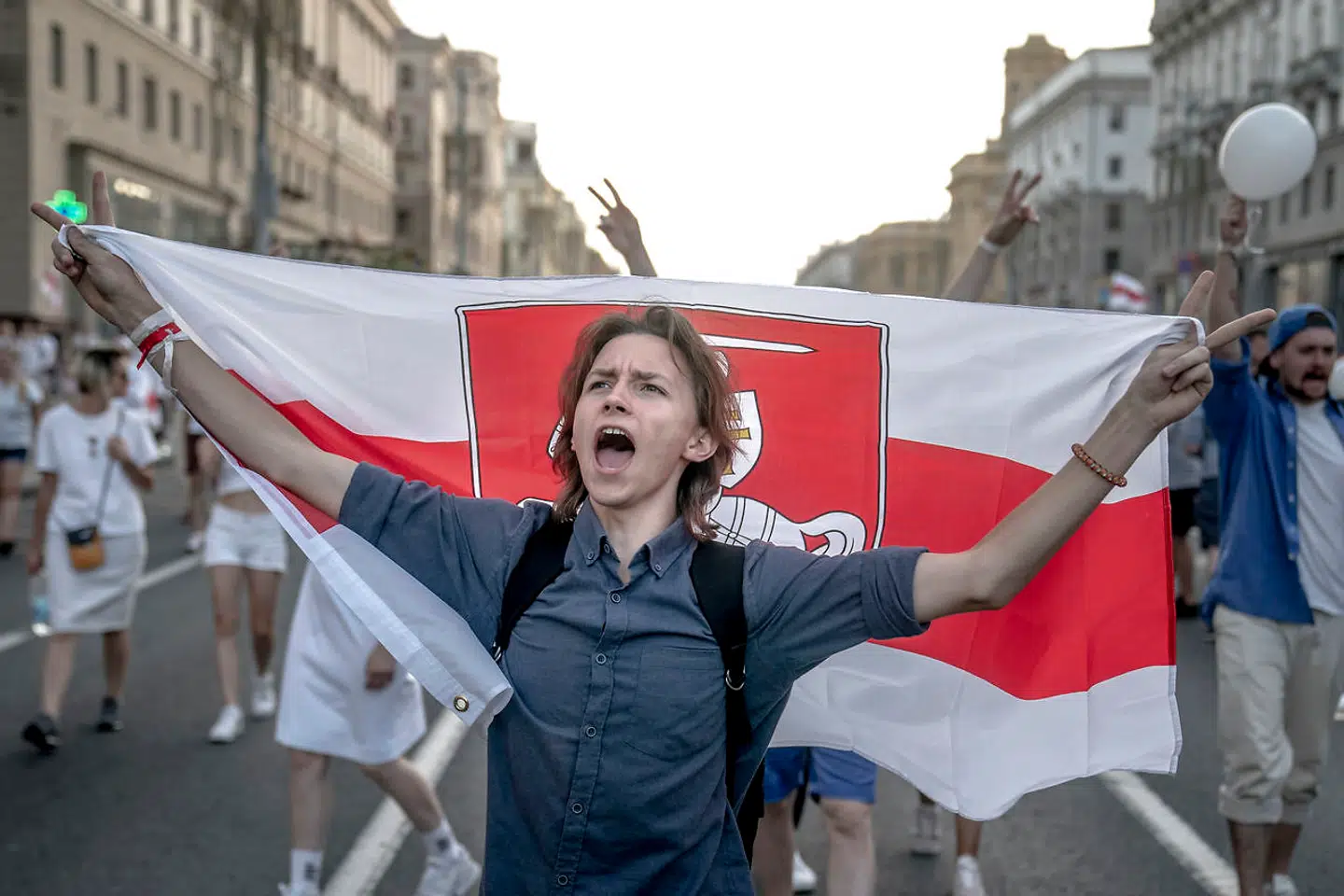»Vi må ikke svigte hviderusserne,« skriver Pierre Collignon. Foto af en af de 200.000 hviderussere, der søndag gik på gaderne i Hviderusland i protest mod landets siddende præsident, Aleksandr Lukasjenko.