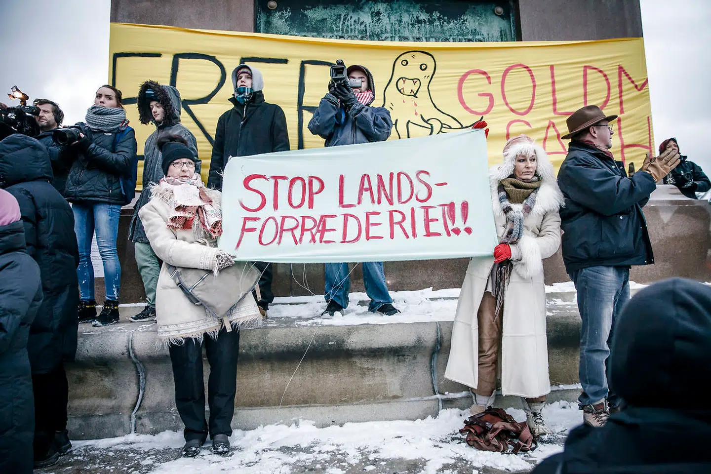 Demonstration på Christiansborg Slotsplads imod salget af Dong til Goldman Sachs i vinteren 2014.
