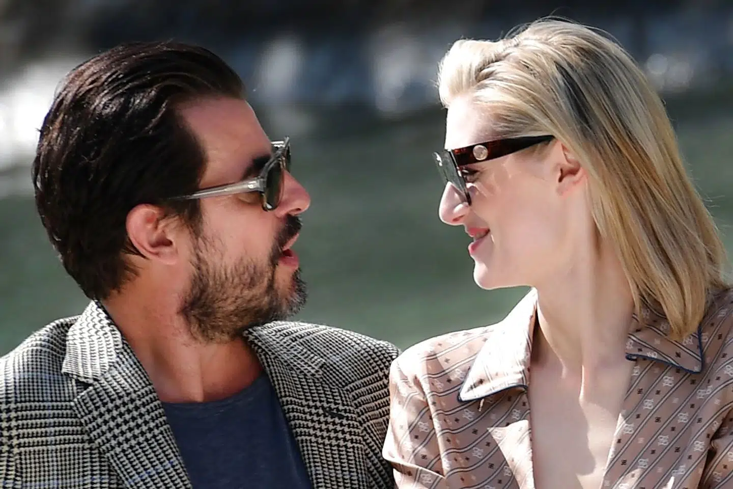 Elizabeth Debicki har tidligere spillet sammen med den danske skuespiller Claes Bang i filmen »The Burnt Orange Heresy«.