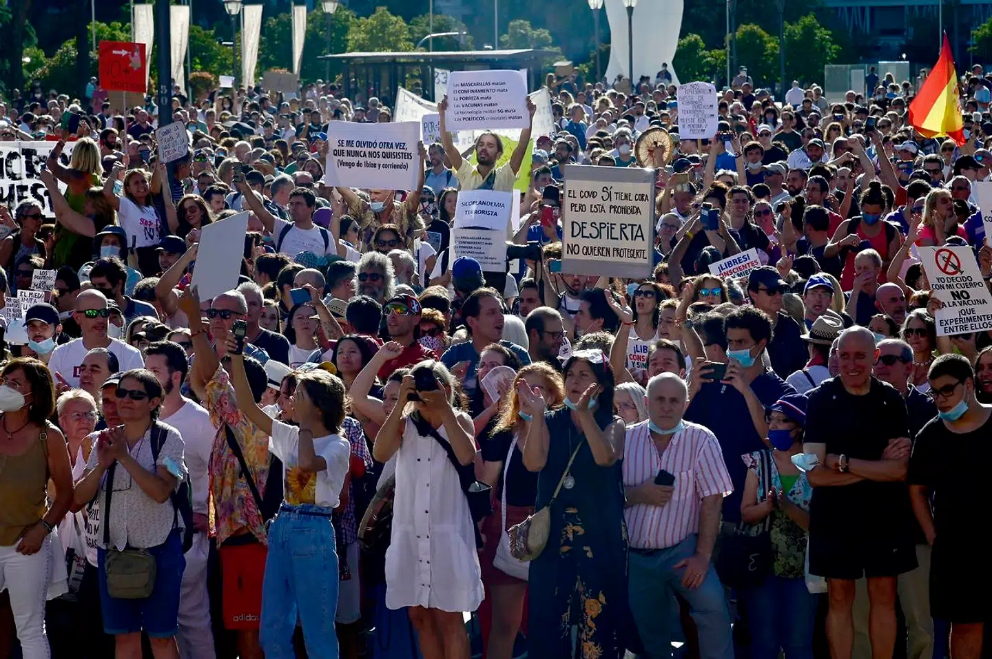 Hundredvis af spaniere samledes i Madrid for at demonstrere mod regeringens strenge restriktioner i kampen mod coronavirus. De er blandt andet trætte af at bære mundbind, og derfor var der da også mange, der mødte op uden mundbind.