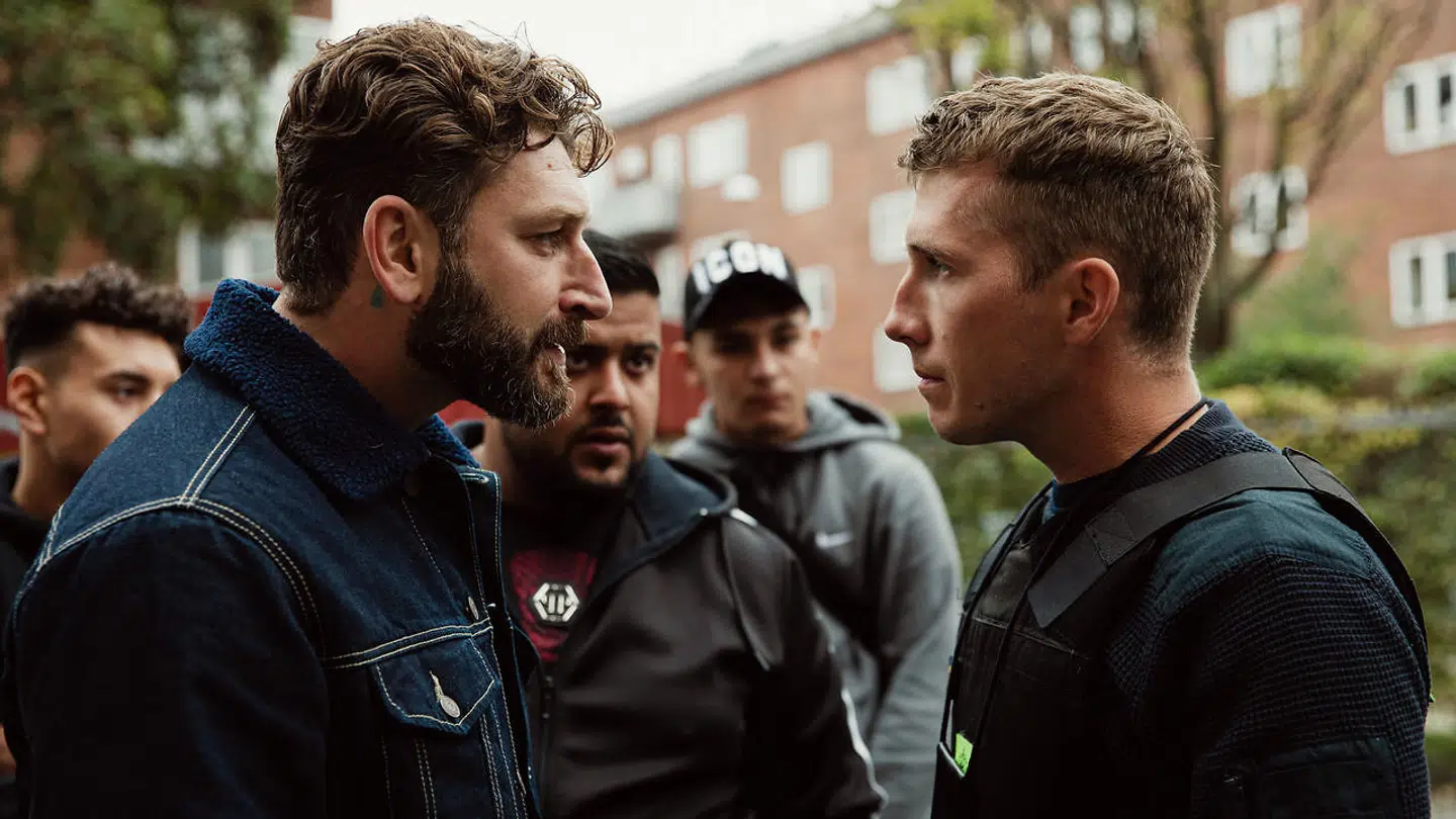 Jakob (Sebastian Jessen) er den slags politimand, der hele tiden er én forkert bemærkning fra at slå folk til lirekassemand – og først for alvor opklarer ting, når han er suspenderet.