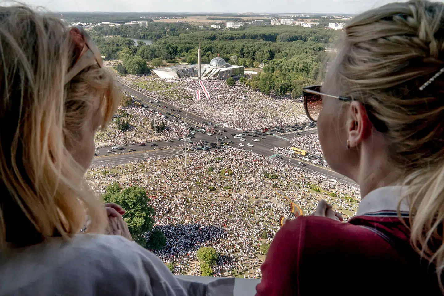 200.000 hviderussere mødte i dag op på gaden. For præcis en uge siden kom det officielle valgresultat ud og samme aften indsatte Lukasjenko politiet og militæret mod de borgere, der viste deres utilfredshed.
