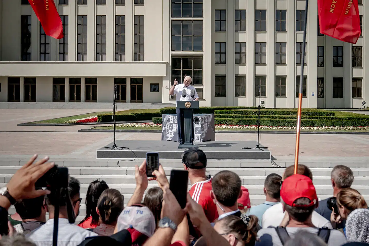 Aleksandr Lukasjenko havde ofte kluden fremme for at tørre sveden af panden, mens han holdt tale på Uafhængighedspladsen i det centrale Minsk.