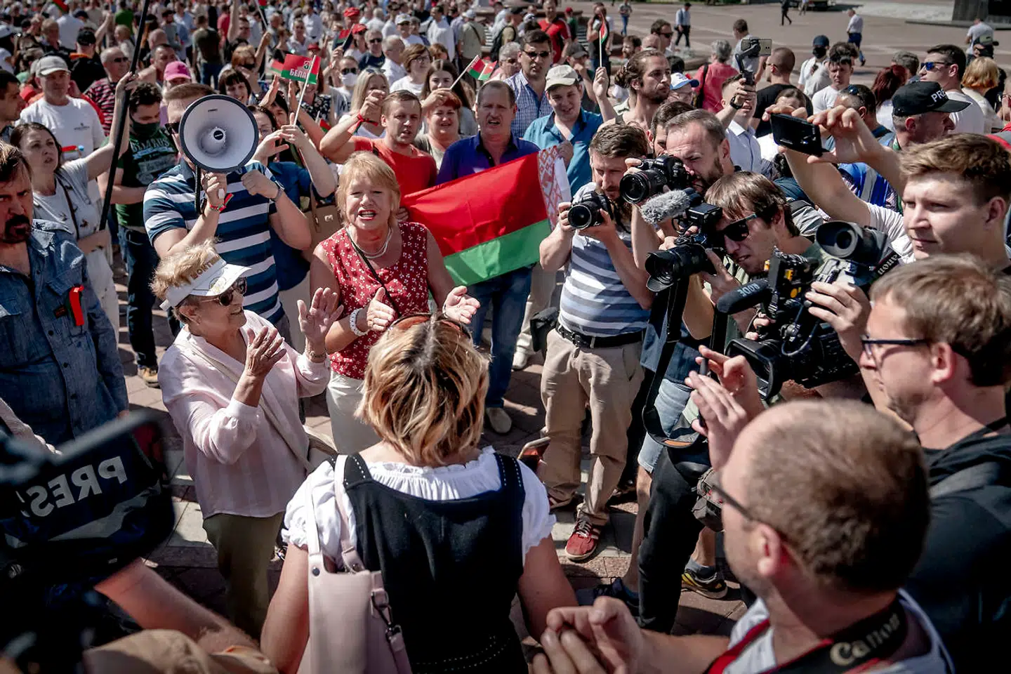 Allerede fra morgenstunden var der meldinger om, at busser fyldt med statsarbejdere fra landet blev – både frivilligt og ufrivilligt – kørt til hovedstaden for at stå klar til Lukasjenkos valgmøde tidligere i dag. Samtidig stod den lokale presse klar til at møde hans støtter.