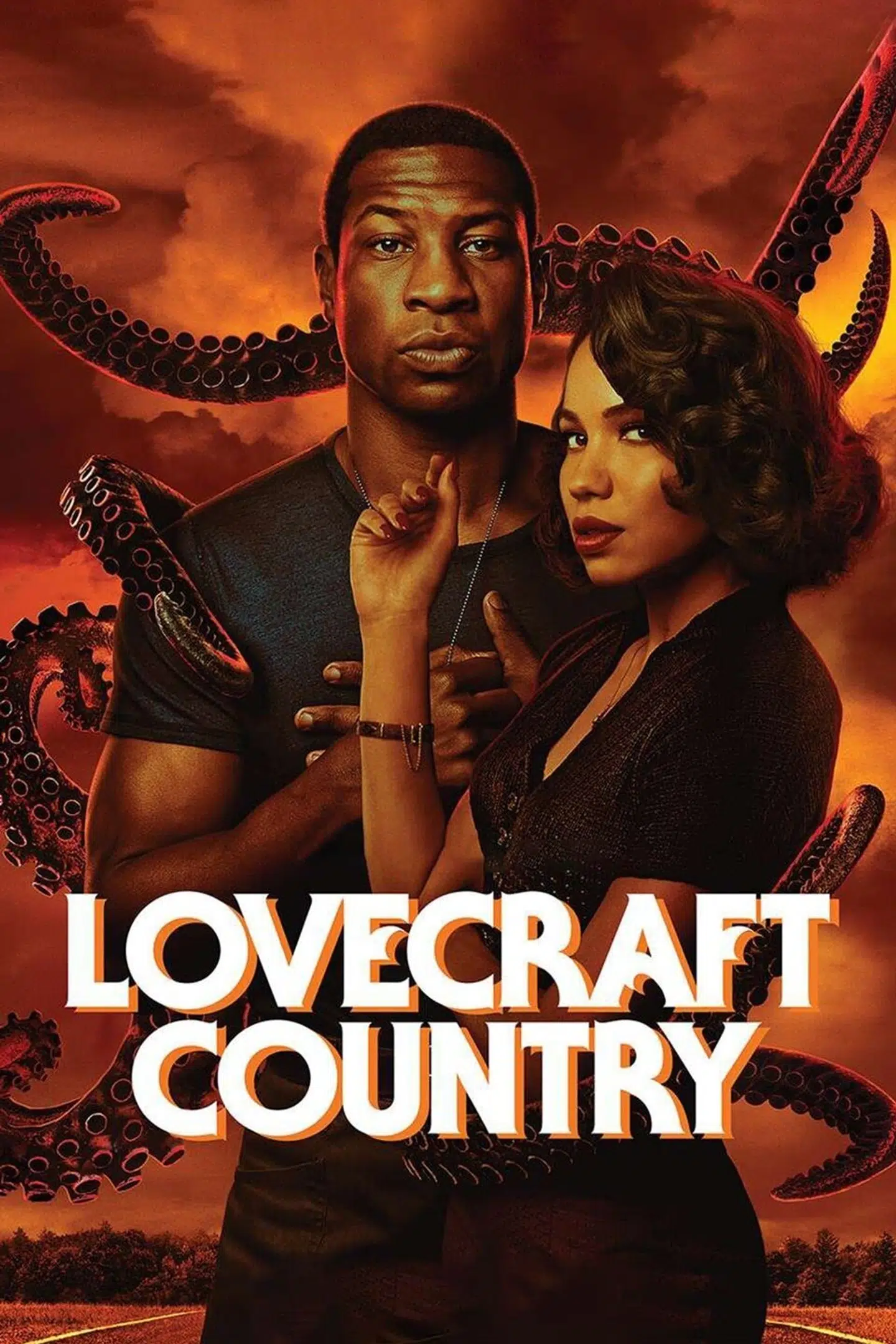 De knapt så kendte Jonathan Majors og Jurnee Smollett har hovedrollerne i »Lovecraft Country«. De er en fornøjelse at følge, fordi de komfortabelt og troværdigt formår både at grine, græde og gyse. Og så er de voldsomt charmende.