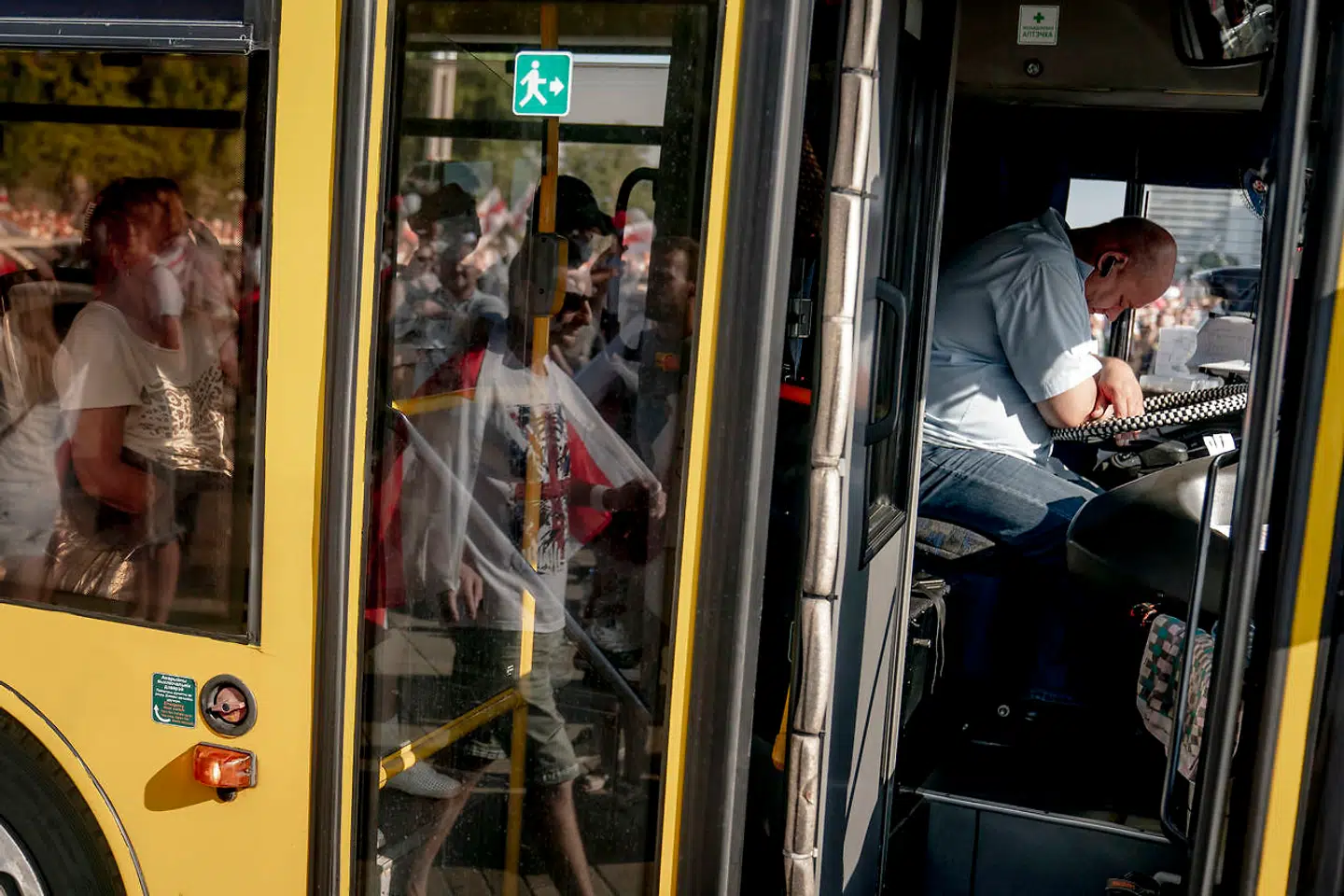 Trafikken snegler sig af sted. Stort set alle forbipasserende civile biler kører med hornet trykket i bund i sympati med oppositionen.