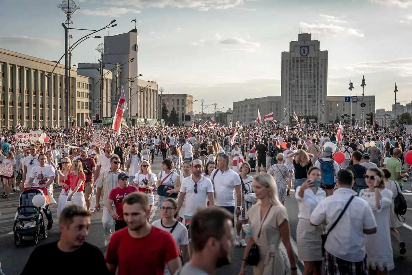 Uafhængighedspladsen, hvor Lukasjenko tidligere på dagen stod foran en halvtom plads, er nu fyldt med opposistionsstøtter.