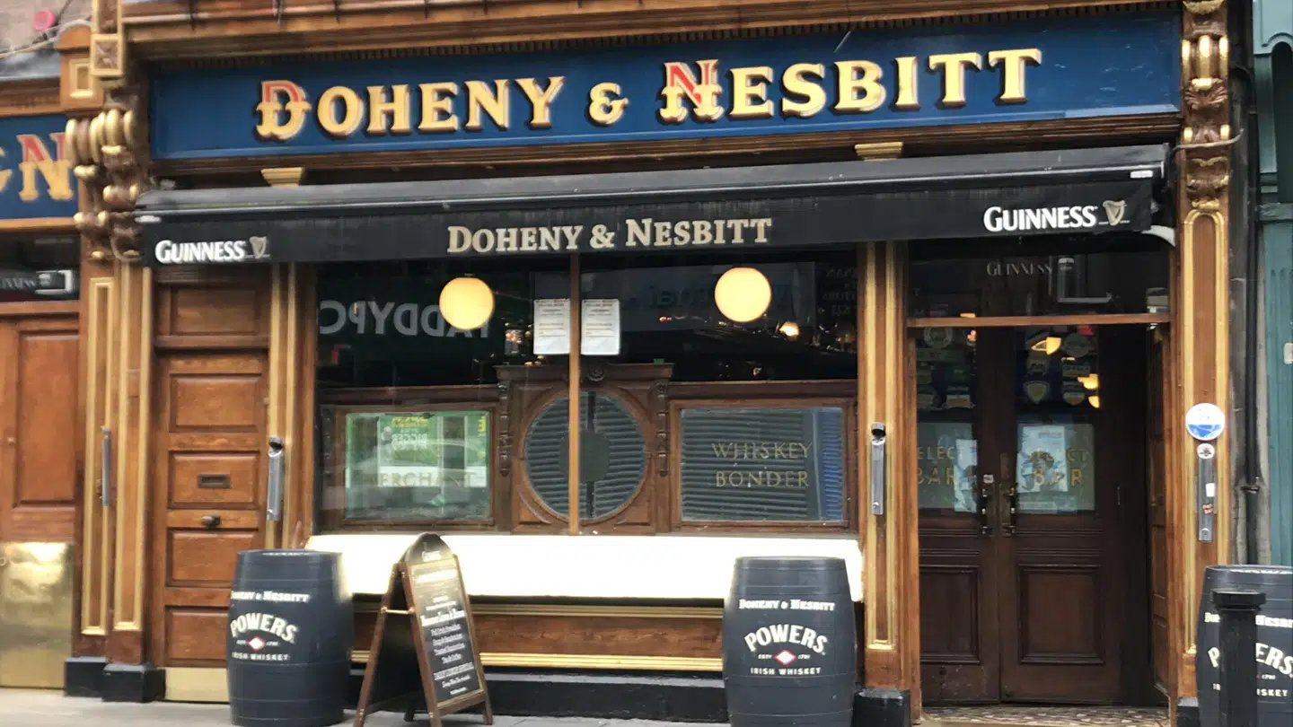 Det er aldrig en god ide af afsløre sin yndlingspub, men efter nogle års research vinder denne. Her kommer en del politikerne og journalister, og ikke så mange unge og turister.