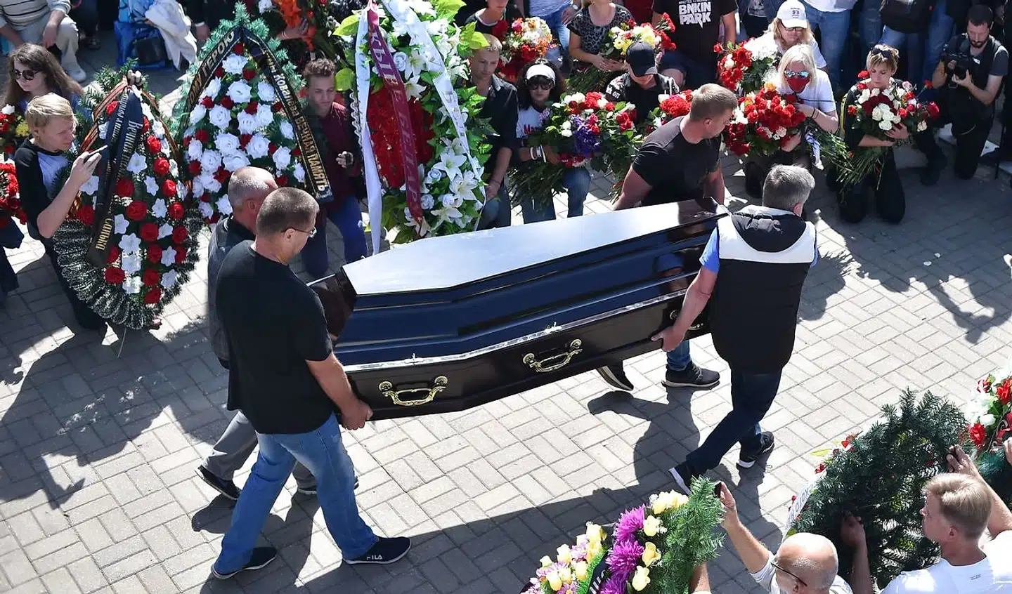 Liget af Alexander Taraikovsky, en 34-årig demonstrant, bliver båret under en begravelsesceremoni i Minsk 15. august 2020.