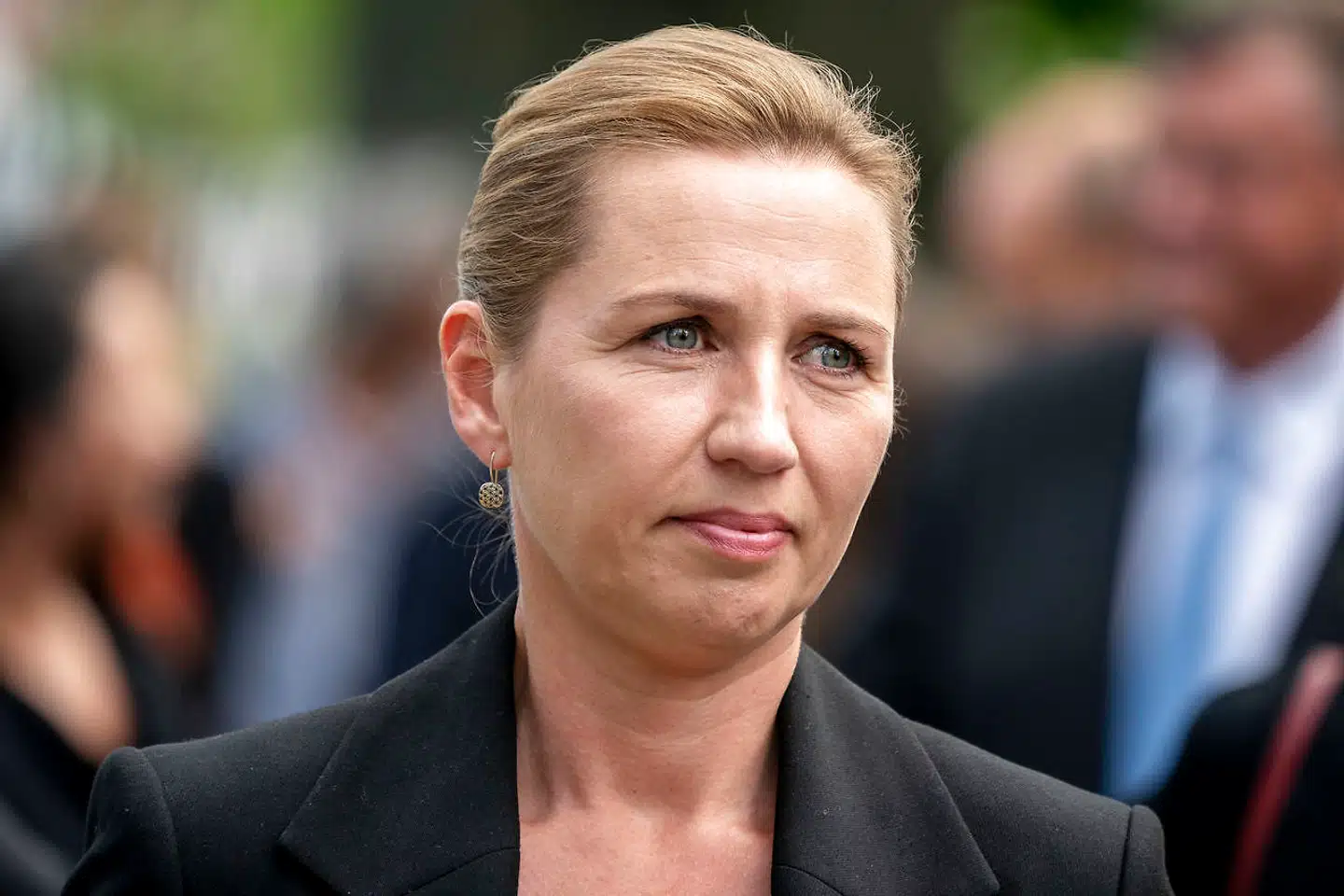 Tre af regeringens egne eksperter efterlyser nu en plan for, hvad der skal ske, hvis smittetrykket stiger igen.