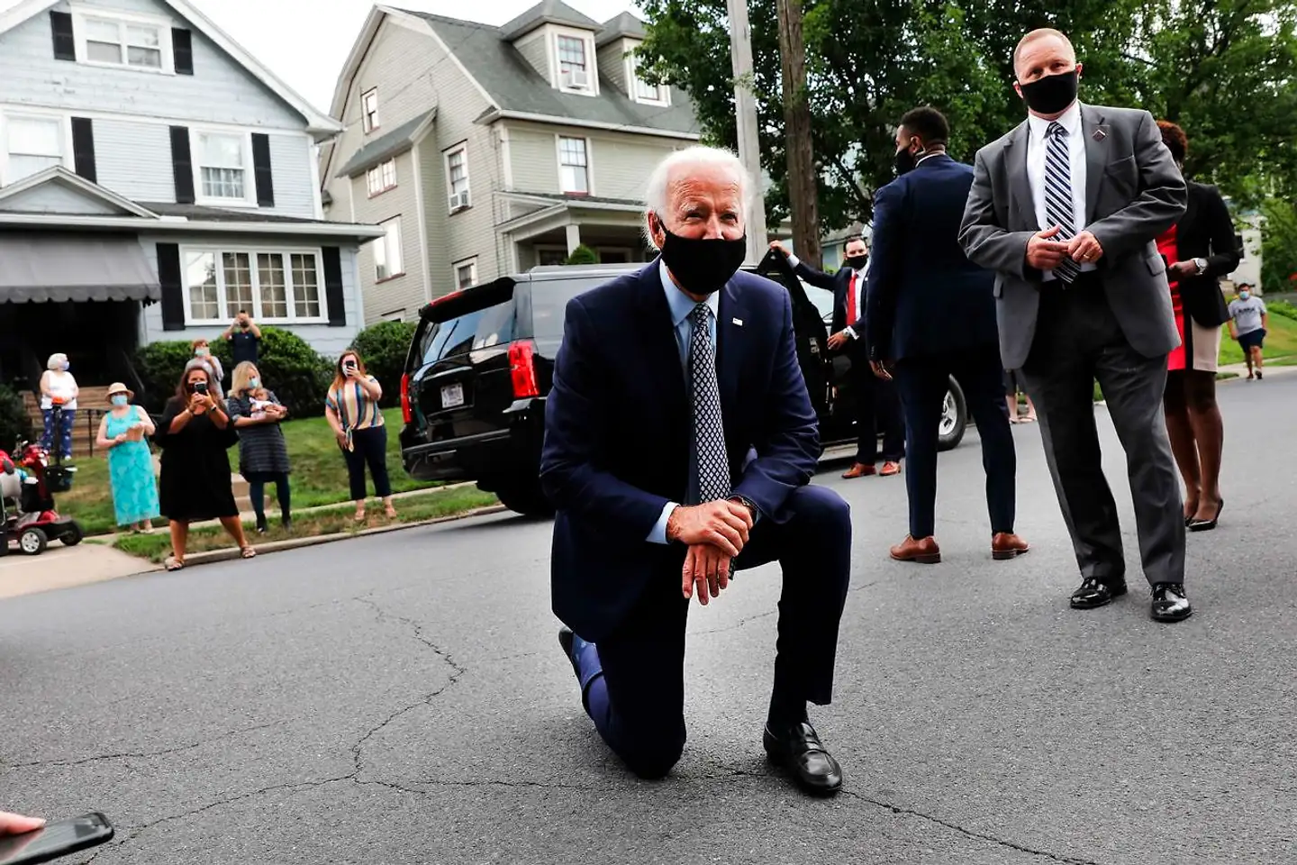 Da Joe Biden tog på kampagne til sin fødeby Scranton i Pennsylvania i juli, tog han også forbi sit barndomshjem – huset til venstre i baggrunden – hvor Biden boede, indtil han var ti år gammel. Siden 2007 er han med jævne mellemrum kommet forbi og hilst på husets nuværende beboer, Ann Kearns.