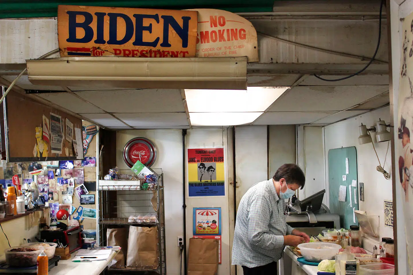 Når Joe Biden er i Scranton, får han typisk en italiensk sandwich fra Hanks, hvor han som barn købte slik. Ejeren af stedet, Tom Owens, har over indgangen til køkkenet et gulnet skilt hængende med teksten »Biden for president«. Det har hængt der lige siden 1988 – altså første gang Biden forsøgte at blive præsident for 32 år siden.