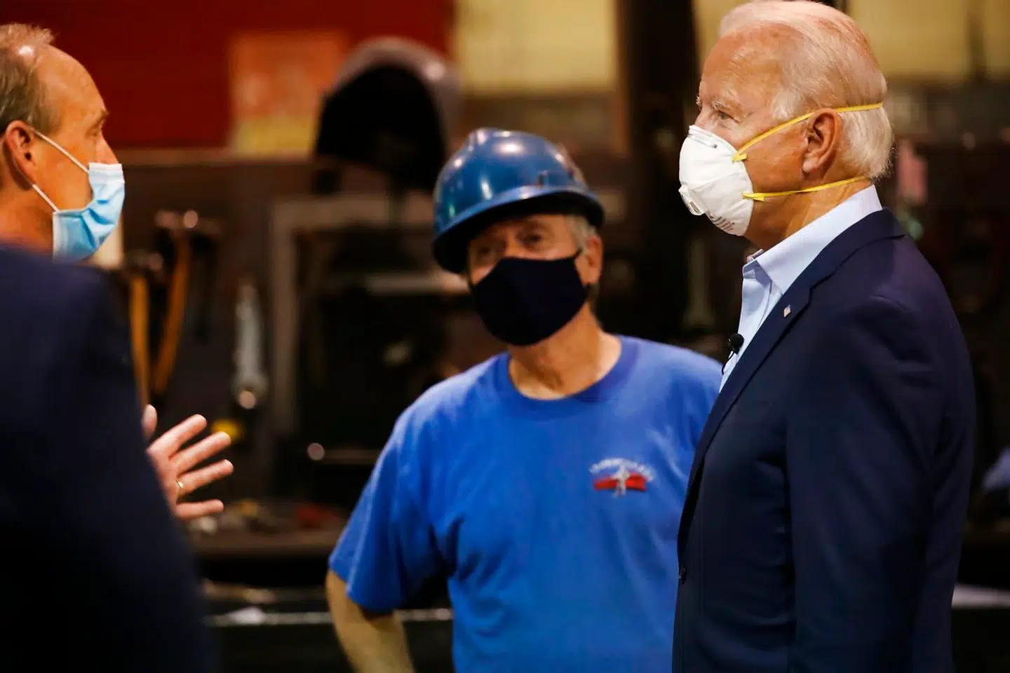Joe Biden vises rundt på stålfabrik i nærheden af sit fødehjem i Scranton.