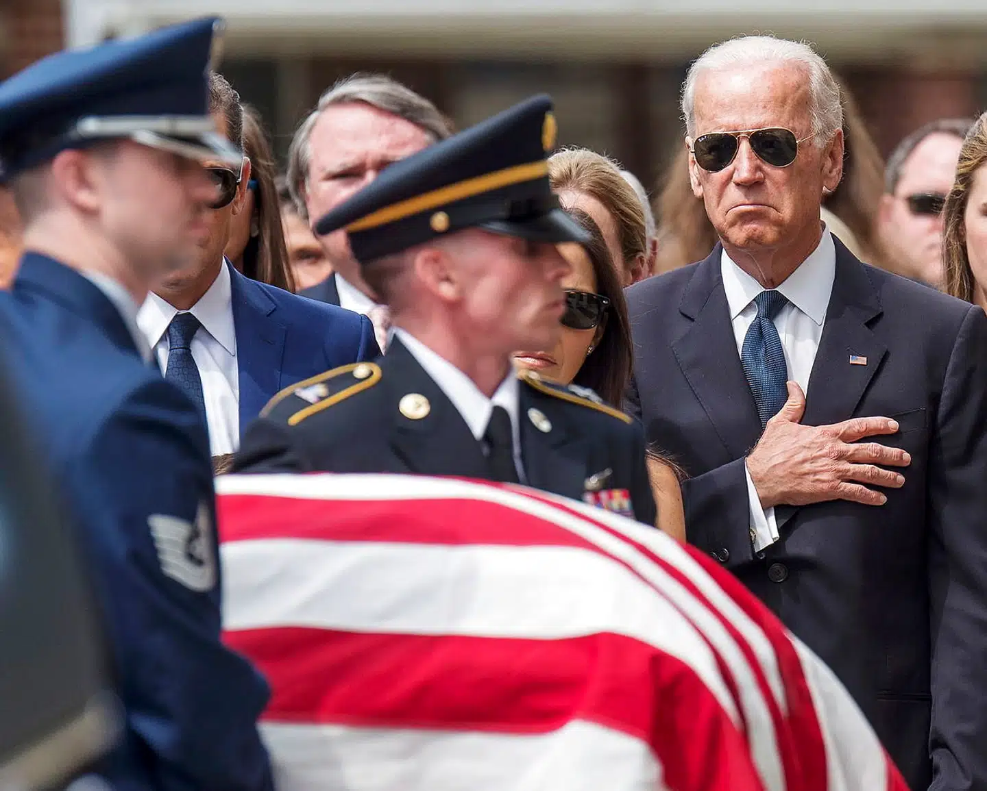 Joe Bidens ældste søn Beau døde af kræft i 2015, og det var årsag til, at han ikke i 2016 forsøgte at blive Demokraternes præsidentkandidat. Her står Joe Biden med sin hånd på sit hjerte, da hans søns kiste bæres ind i kirken St. Anthony of Padua i Wilmington, Delaware.