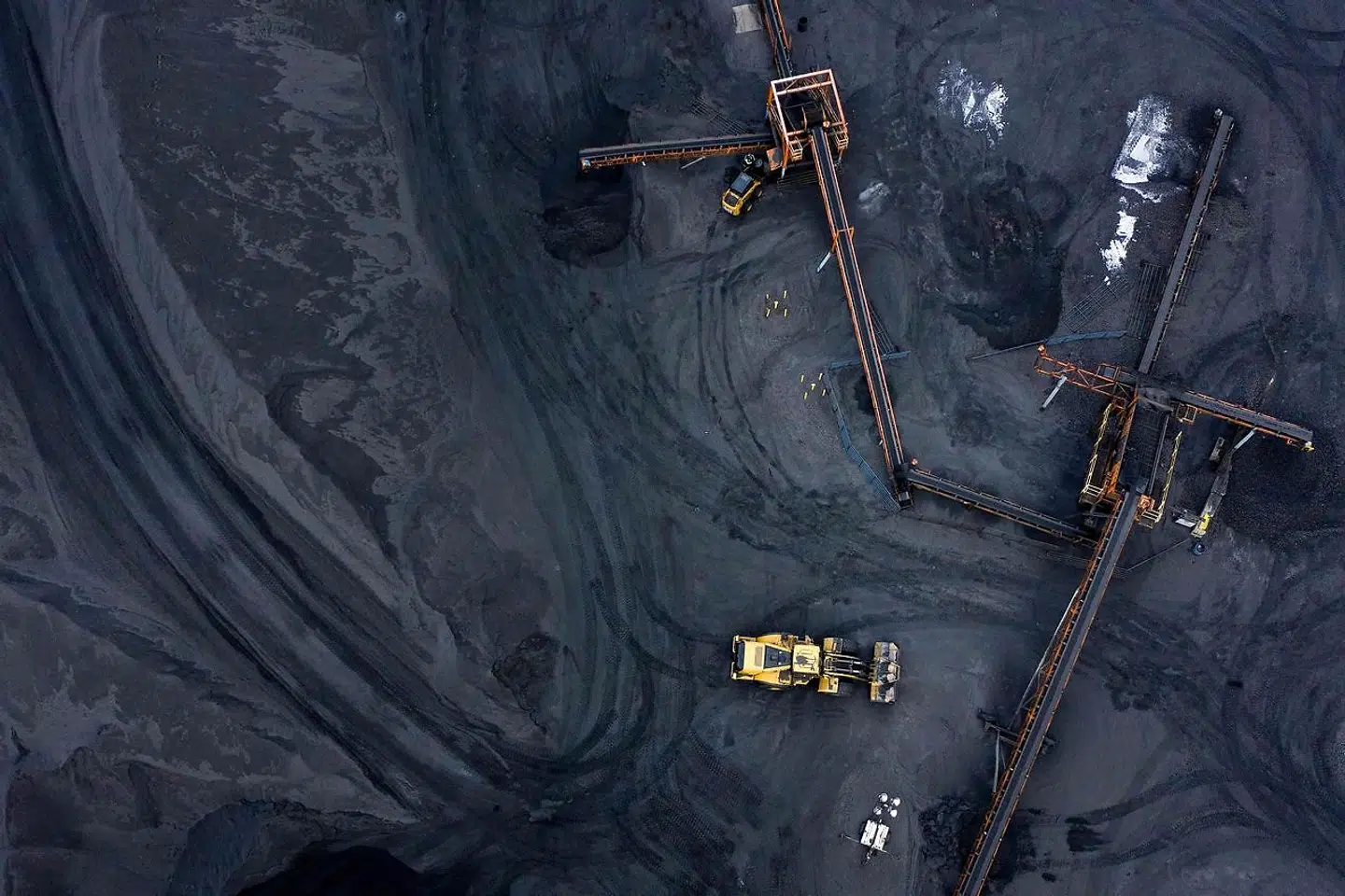 Mange kulminer er lukket i Rustbæltet, og en i Scranton i det nordøstlige Pennsylvania er i dag museum, men i Clairton i den vestlige del af Pennsylvania har fortsat USAs største produktionsanlæg for koks, som bruges i stål. Her fabrikkens område for opbevaring af koks fotograferet ovenfra.