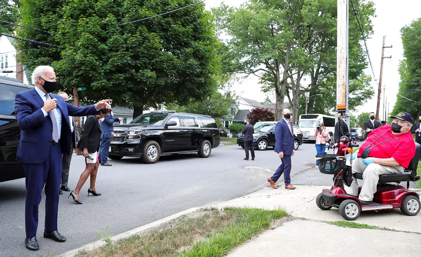 Den demokratiske præsidentkandidat taler med lokale – her en mand i kørestol – under sit besøg i Scranton i sidste måned.