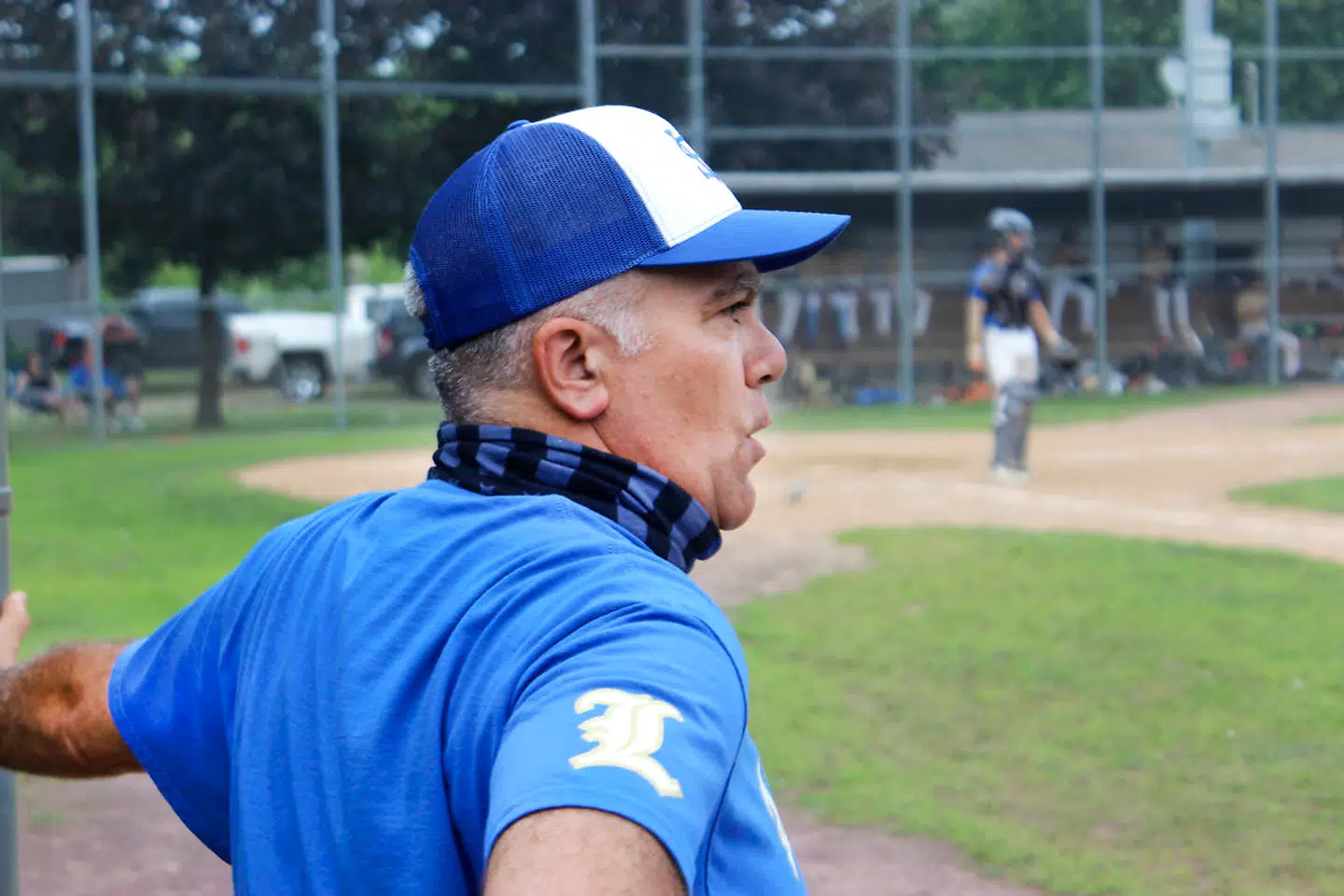 Rich Yanni, træner for hjemmeholdet, styrer sine tropper af baseballspillere med en blanding af kontante instruktioner og opmuntrende tilråb. »Jeg er Biden-fan,« siger han.