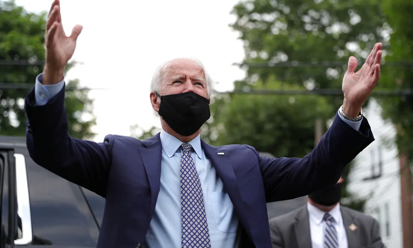 Når Joe Biden er på kampagne, som her i sin fødeby, bruger han typisk mundbind for at vise sig som et forbillede i en coronatid. I USA er brugen af mundbind dog stærkt politiseret. Demokrater accepterer at gå med mundbind for at bremse udbredelsen af pandemien, mens mange af Trumps kernevælgere nægter, med henvisning til at det er et indgreb i deres personlige frihed.