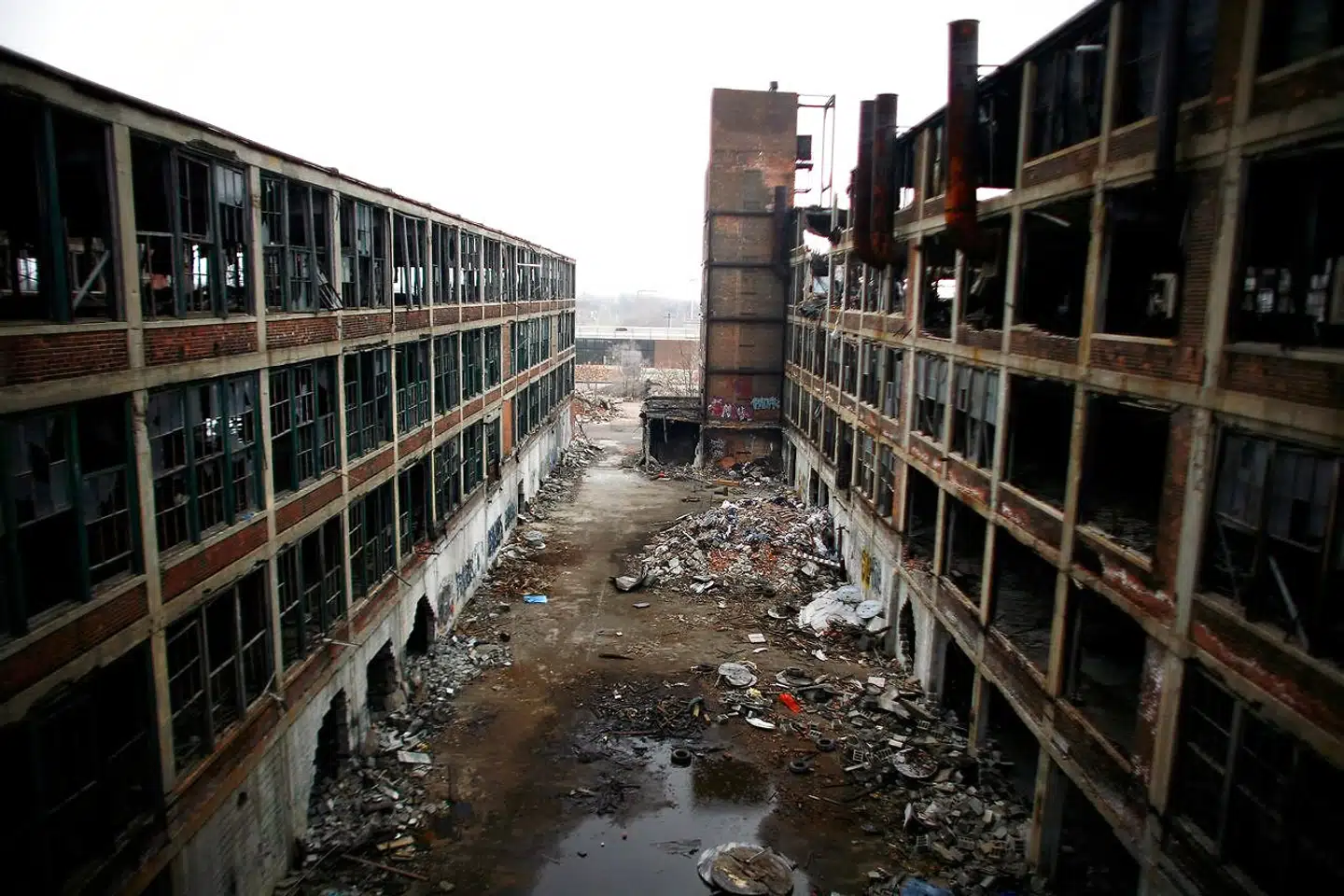 Mange steder i Rustbæltet er forfaldet tydeligt. Her en nedlagt bilfabrik i Detroit, Michigan. Arkivfoto: Eric Thayer/Reuters/Ritzau Scanpix