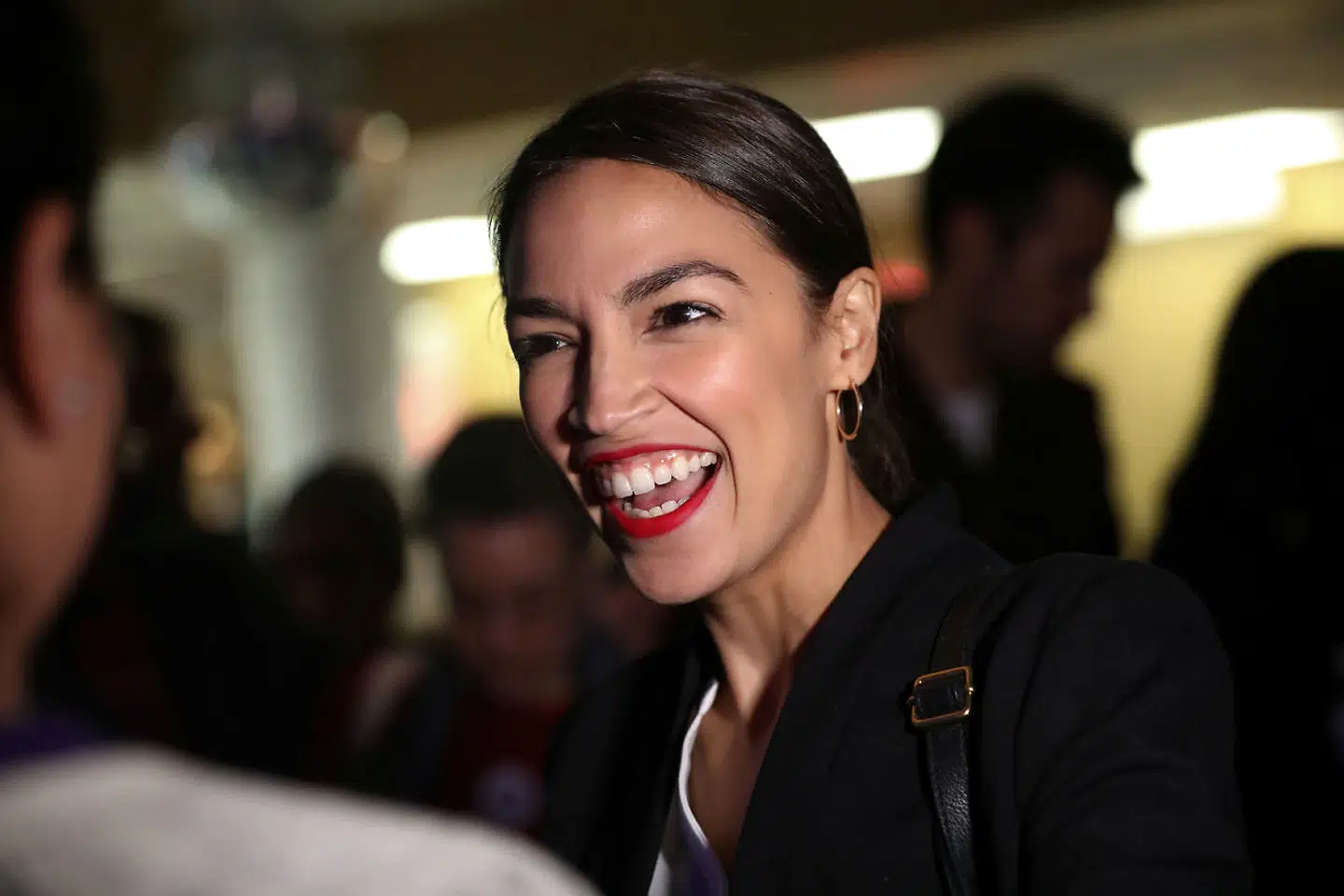 30-årige Alexandria Ocasio-Cortez blev første gang valgt til Kongressen ved Midtvejsvalget i 2018. Hun er en lysende stjerne for venstrefløjen i USA, men hun er en hadefigur for konservative.