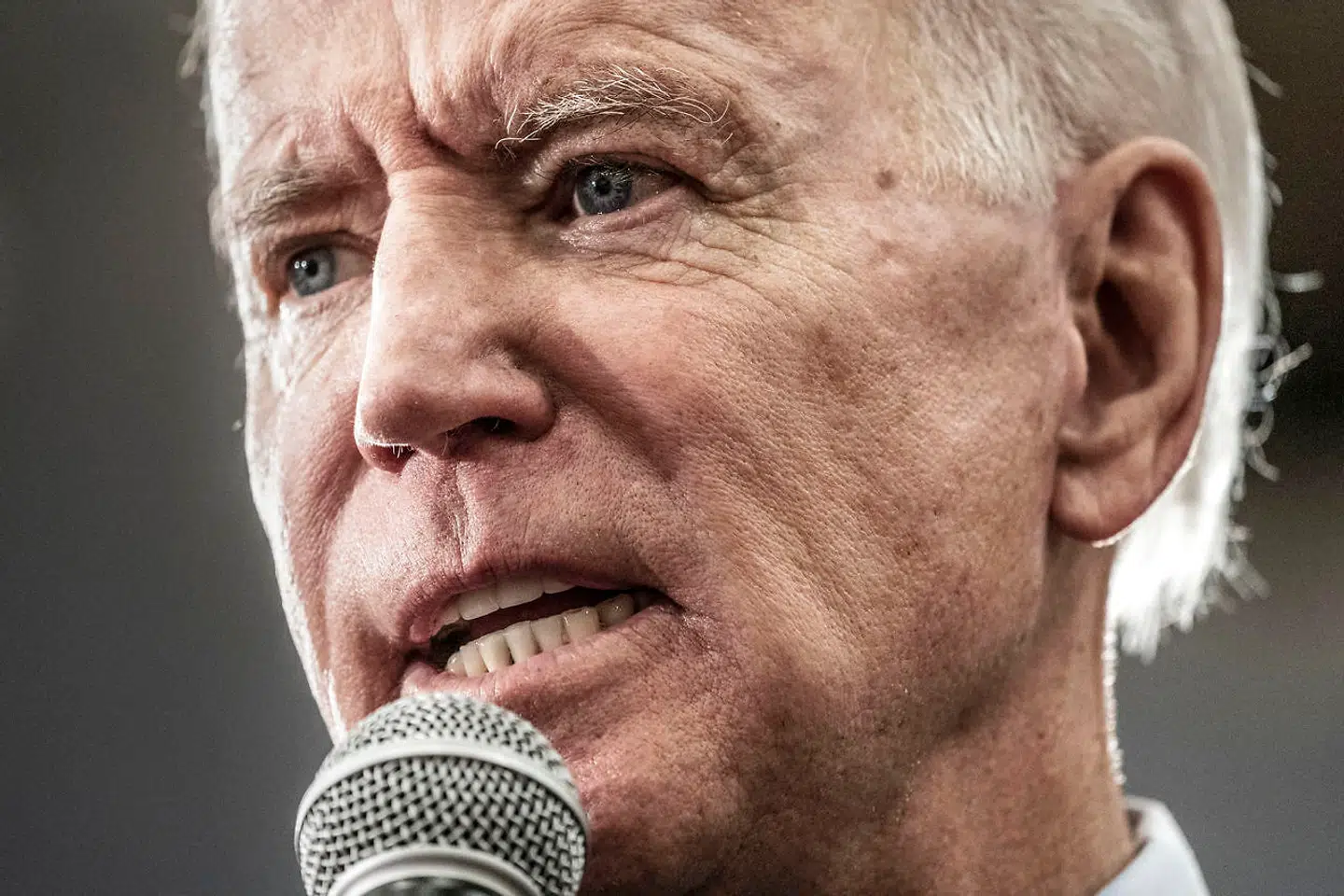 Joe Bidens store indrømmelser til venstrefløjen i sit parti gør ham til en oplagt skydeskive for Donald Trump, der i sin kampagne fremstiller »Middelklasse Joe« som værende i lommen på den ekstreme venstrefløj, hvormed USA kan få indført socialisme ad bagvejen.