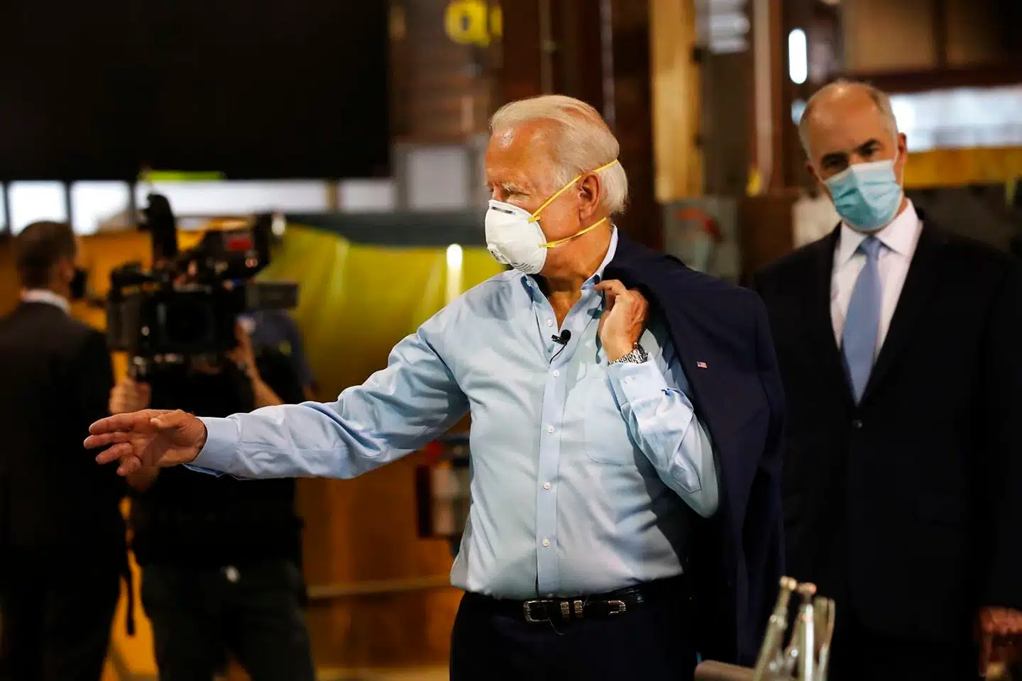 Joe Biden optræder ofte ungdommeligt – her med jakken nonchalant over skulderen. Andre gange er han set småløbende og i sidste weekend sågar cyklende. Udefra set er det svært at opfatte anderledes, end at han ønsker at udstråle, at han er ved godt helbred og fuld af energi. Ikke mindst fordi han angribes for at være for gammel og halvsenil.