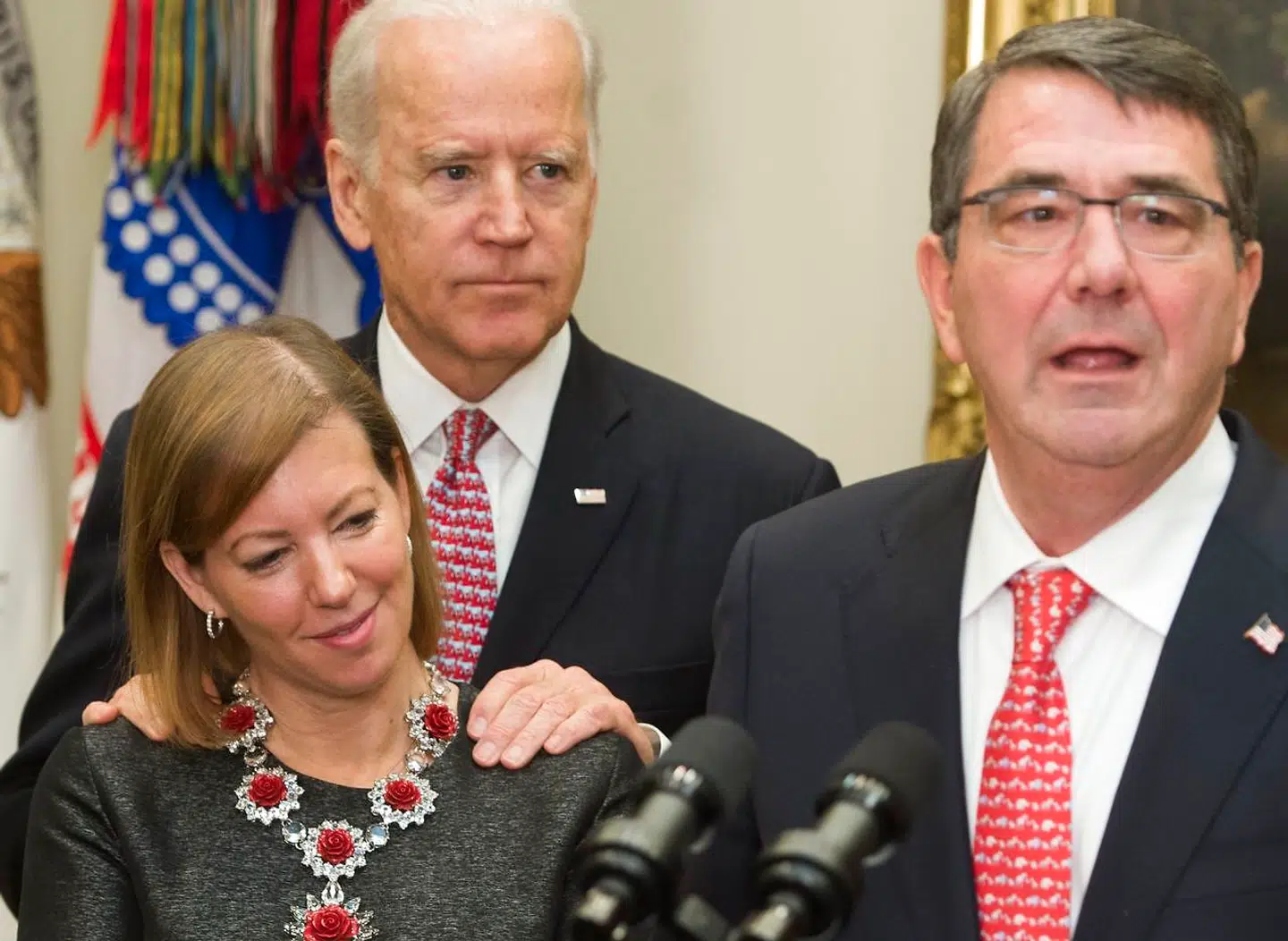 Alt mens daværende forsvarsminister Ashton Carter i forbindelse med sin indsættelsesceremoni i 2015 taler ved siden af sin kone Stephanie, holder Joe Biden hans kone på skuldrene. Det er sådanne situationer, der har gjort, at Trump kalder Biden for »Creepy Joe«.