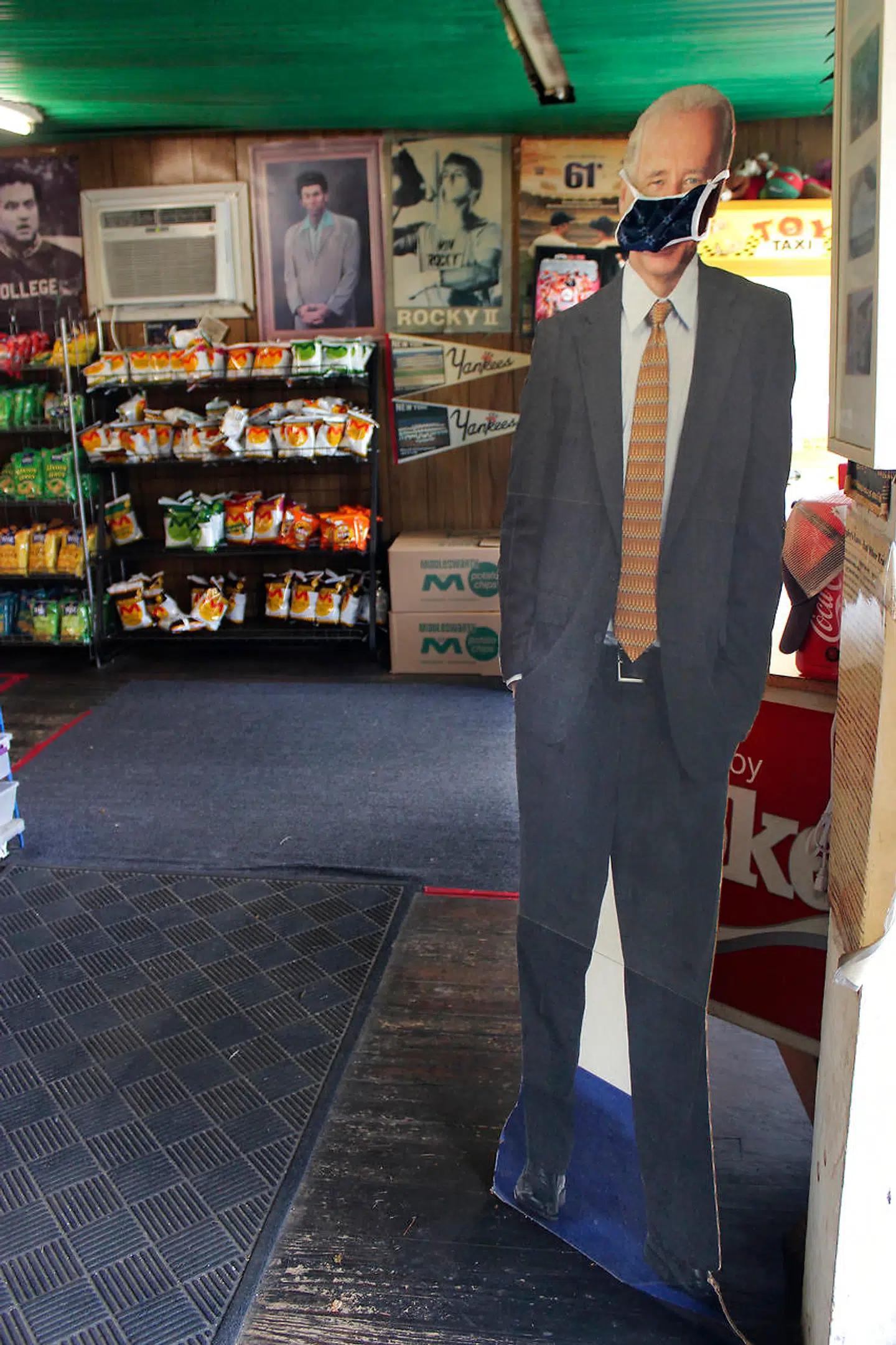 Tom Owens har en papfigur i fuld størrelse af Joe Biden – med mundbind – stående i sin sandwichforretning. »Det var min voksne søn, der sendte mig den med posten,« fortæller han.