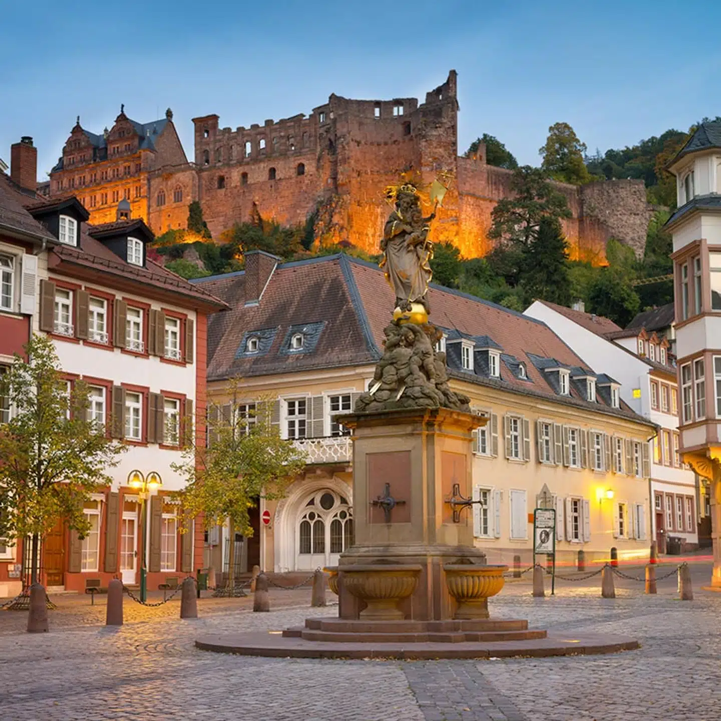 Den ældre del af Heidelberg er betydeligt mere velbevaret end Bremen og bærer tydeligt præg af at være Tysklands ældste universitetsby. I baggrunden byens formidable slot.