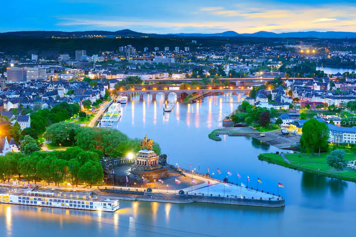 »Deutsches Eck« i Koblenz – hvor Rhinen møder Mosel og fantastisk vin opstår.
