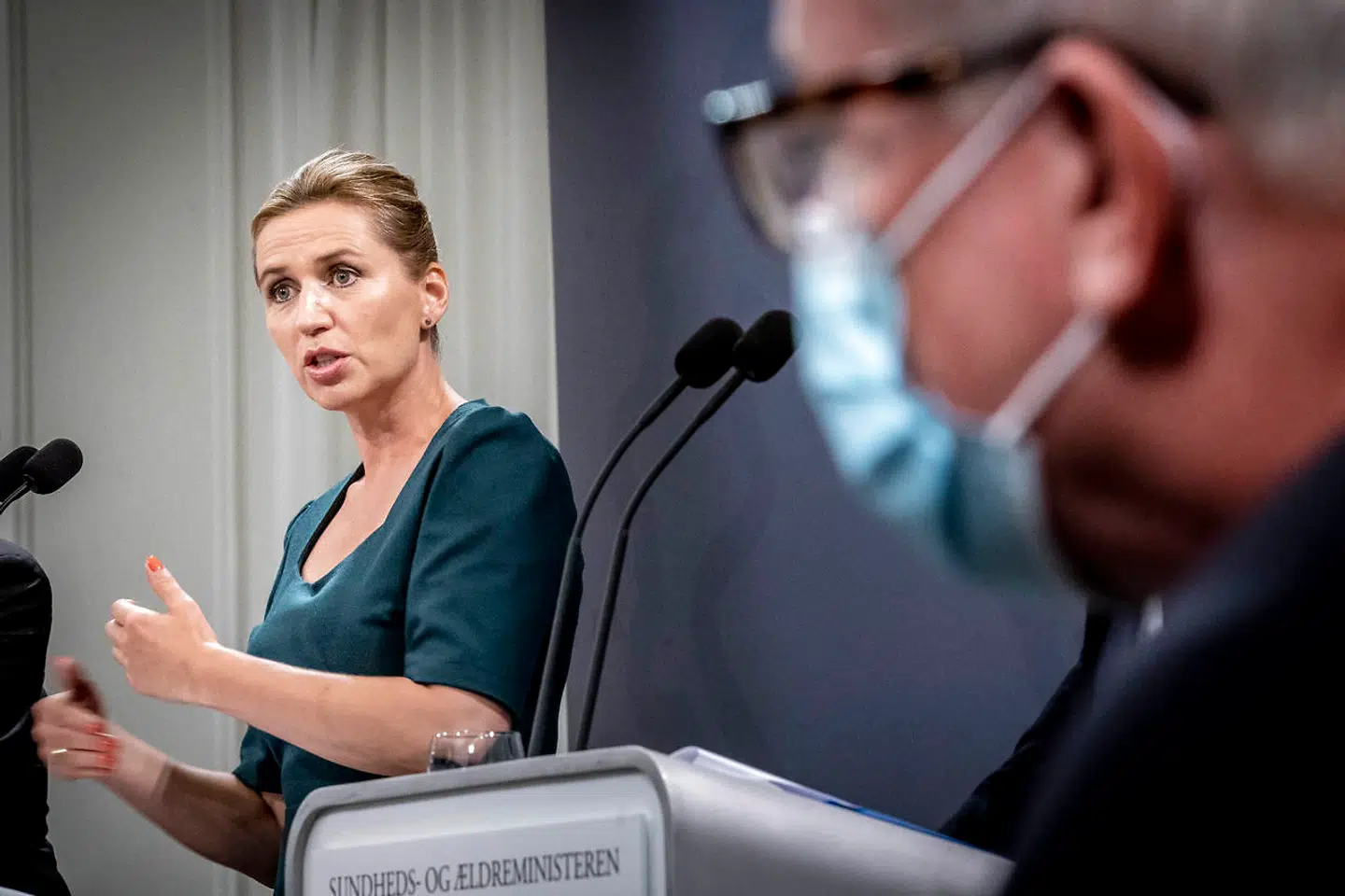 »Vi ved godt, at mundbindet ikke er noget, vi er vant til at bære her i Skandinavien, men vi bliver nødt til vænne os til det,« sagde statsminister Mette Frederiksen lørdag på et pressemøde i Statsministeriet.