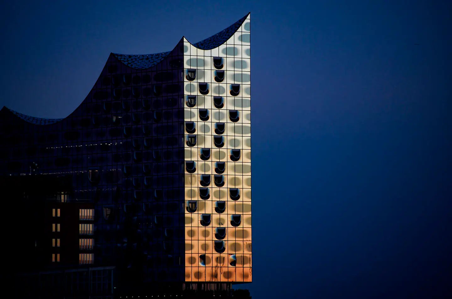 Europas måske smukkeste nybyggede koncerthus. Et krystalslot og drømmesyn. Tyskerne er så glade for bygningen, at de har givet den kælenavnet »Elphie«, og den er alt det, en kulturbygning i en storby bør være. Og alt det, operaen i København desværre ikke er.