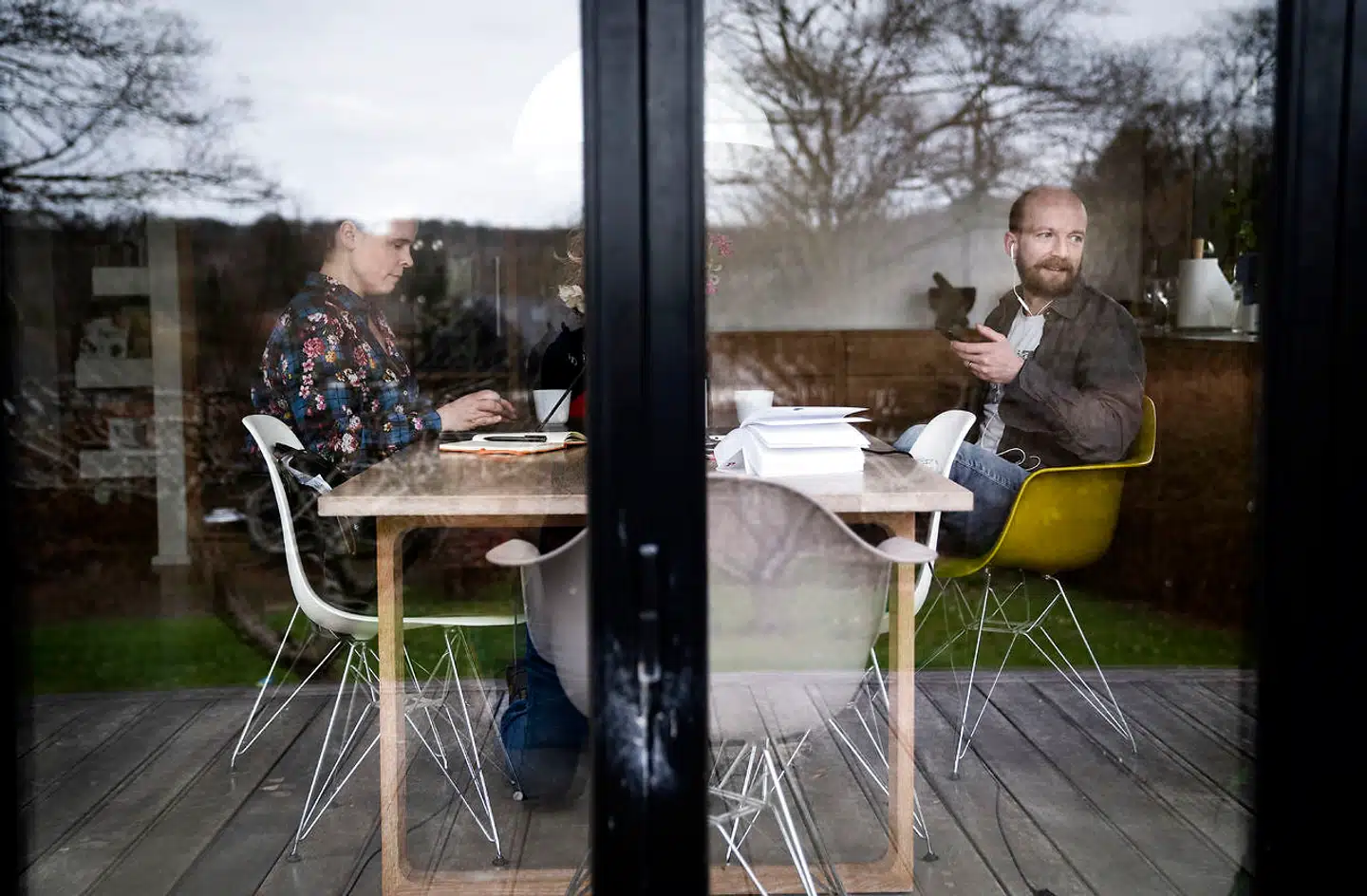Mange danskere kan se frem til flere timer på hjemmekontoret efter coronakrisen. Ingeniørforeningen er dog skarpe modstandere af, at Arbejdstilsynet fører kontrol i private hjem.