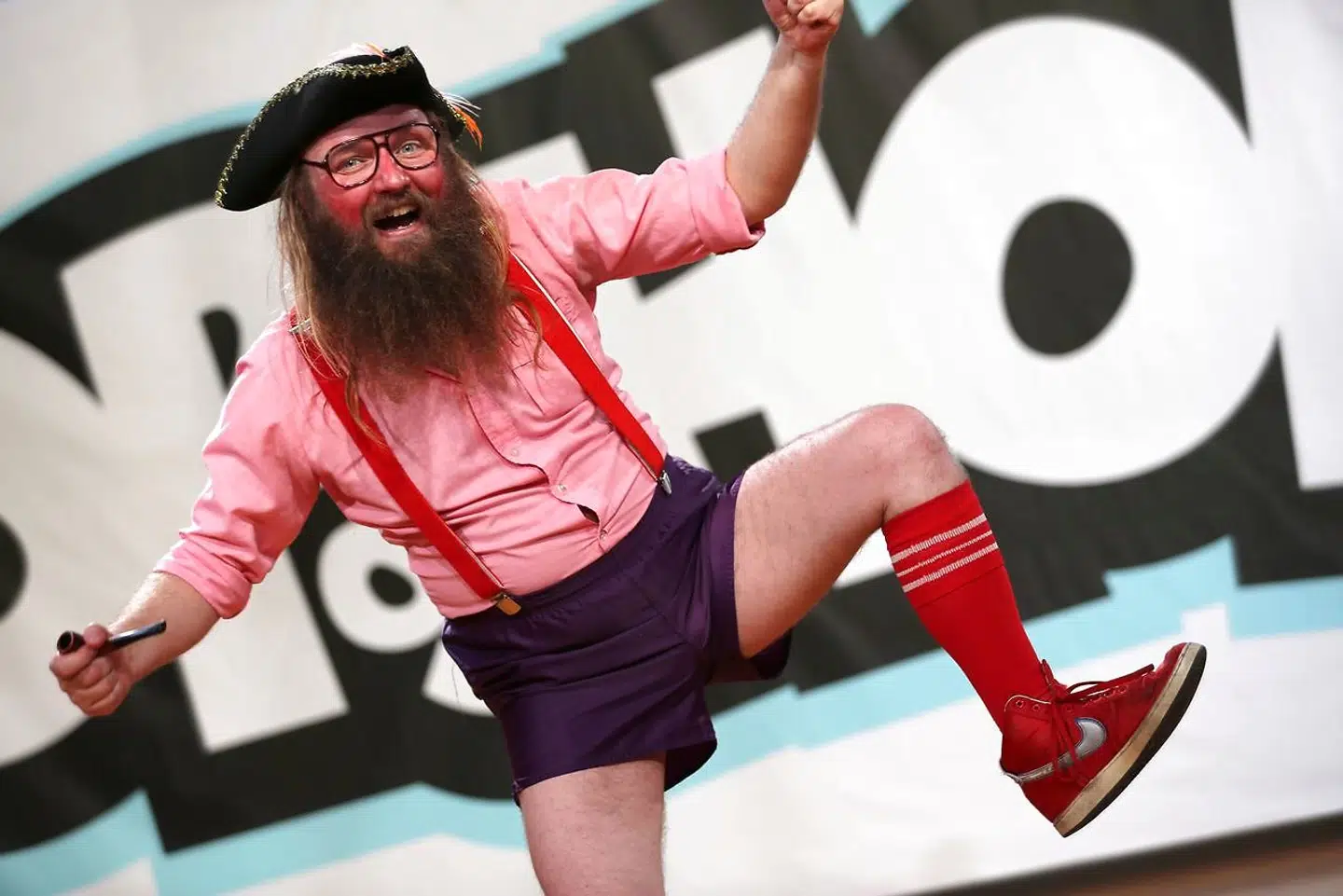 Nogle af de danske børneprogrammer gav Kelly Kristensen et kulturchok. »Et af dem var Onkel Reje Show, hvor en fordrukken og bandende sørøver nærmest lærte børn, hvad de ikke skal gøre. Du ville aldrig se et program som det i USA,« skriver hun.