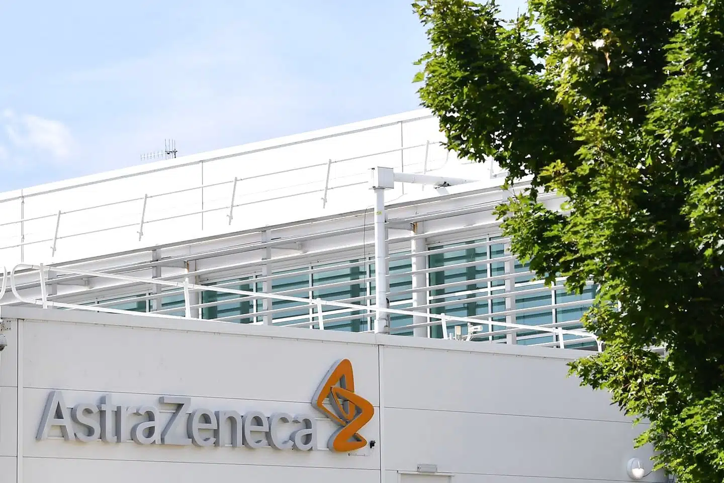 EU og Danmark har indgået aftale med AstraZeneca om doser af eventuel vaccine.