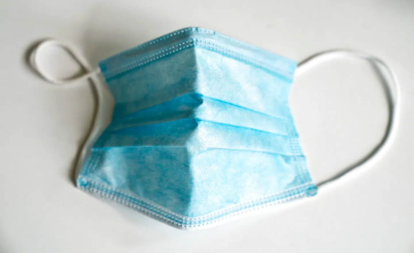 Medicinsk klassificeret mundbind er ofte hvide og blå trelagsmundbind med øreelastikker og er beregnet til engangsbrug.