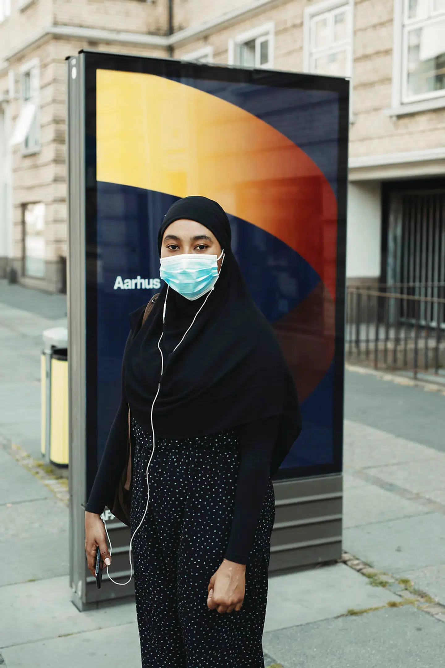 28-årige Hamdi har somalisk baggrund. Hun er en af de danskere, der er blevet påvirket af det nye krav om at bære mundbind i offentlig transport.