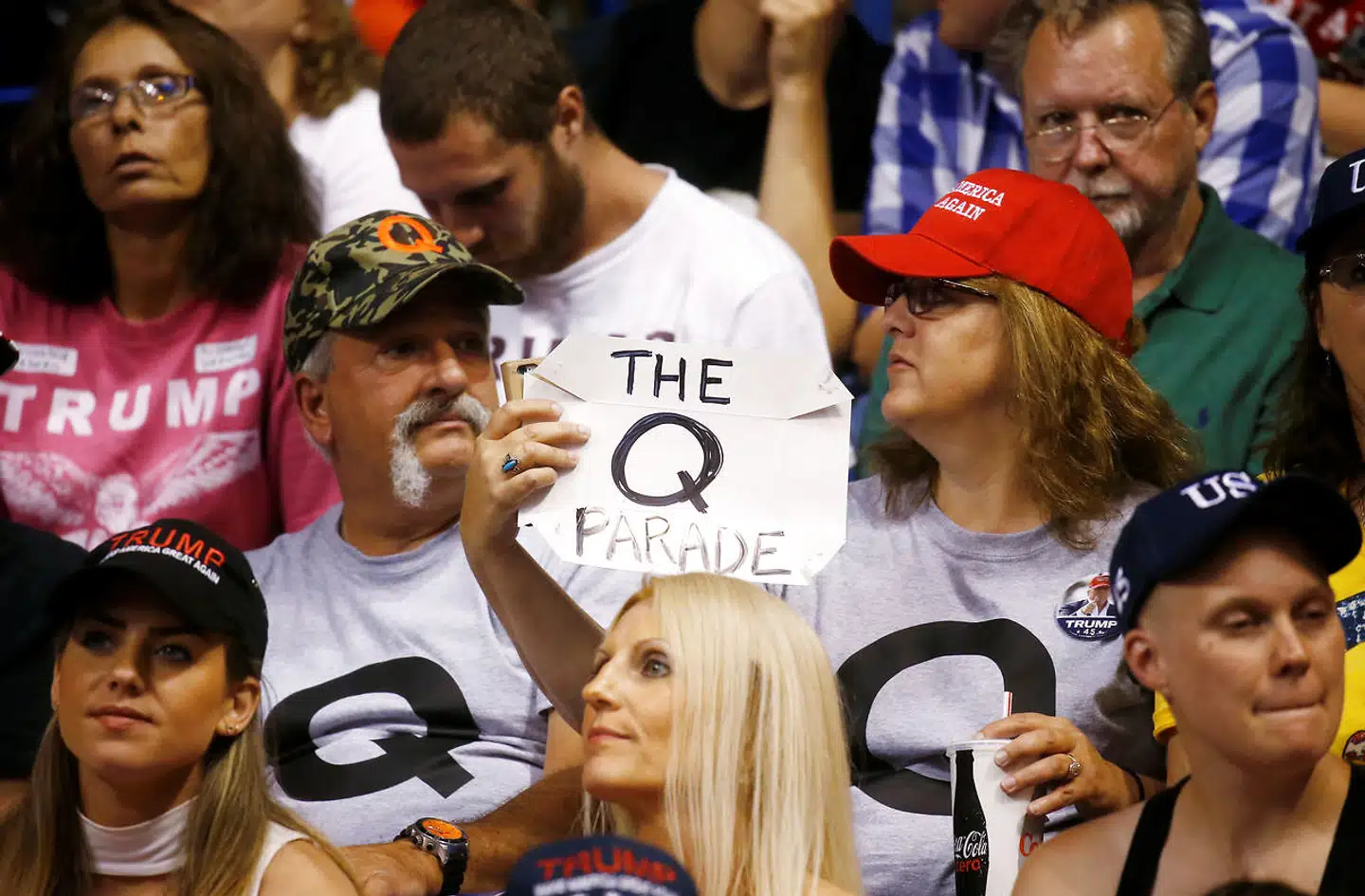QAnon er en konspirationsteori, der er vokset fra et mindre internetfællesskab af konspirationsteoretikere, til at blive en international massebevægelse på kort tid. Her står en QAnon-støtte til en af Donald Trumps vælgermøder.