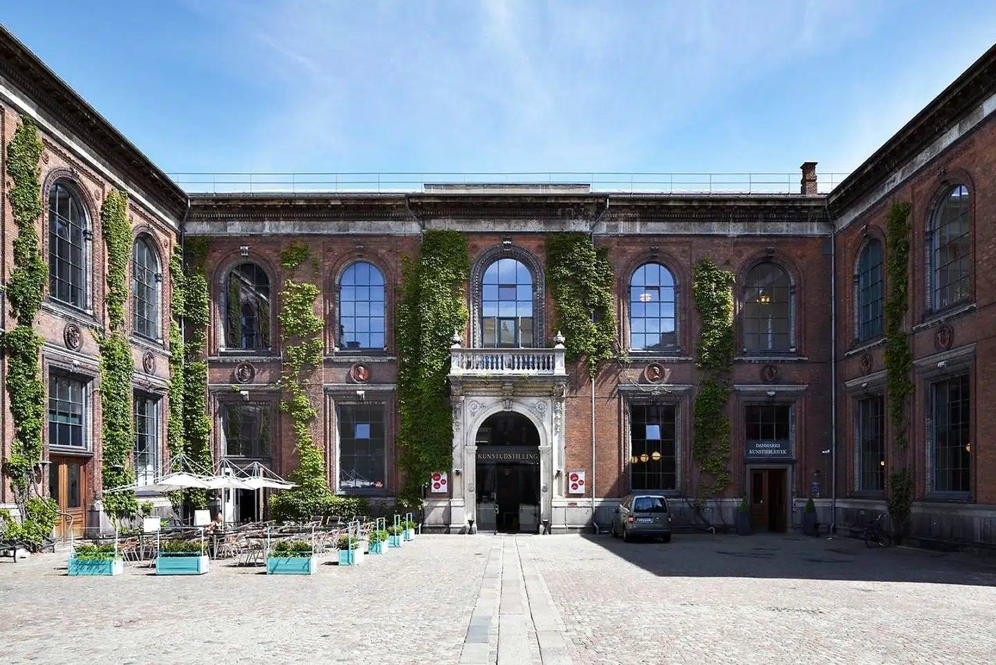 Chart er en årlig kunst- og eventmesse, der bliver afholdt 28.-30. august. Som tidligere år var den egentlig planlagt til at foregå i Kunsthal Charlottenborg, men på grund af coronaepidemien foregår den i stedet decentralt på de gallerier i Oslo, Stockholm, København, Reykjavik og Helsinki, der udvælger de kunstnere, som skal deltage.