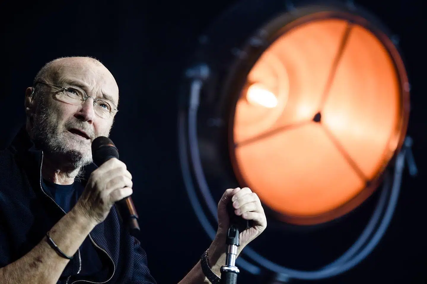 Phil Collins' 39 år gamle hit »In The Air Tonight« har endnu engang fået en revival. Denne gang på grund af en video fra to tvillingebrødre, som hører nummeret for første gang. Videoen er bliver set af millioner på nettet.