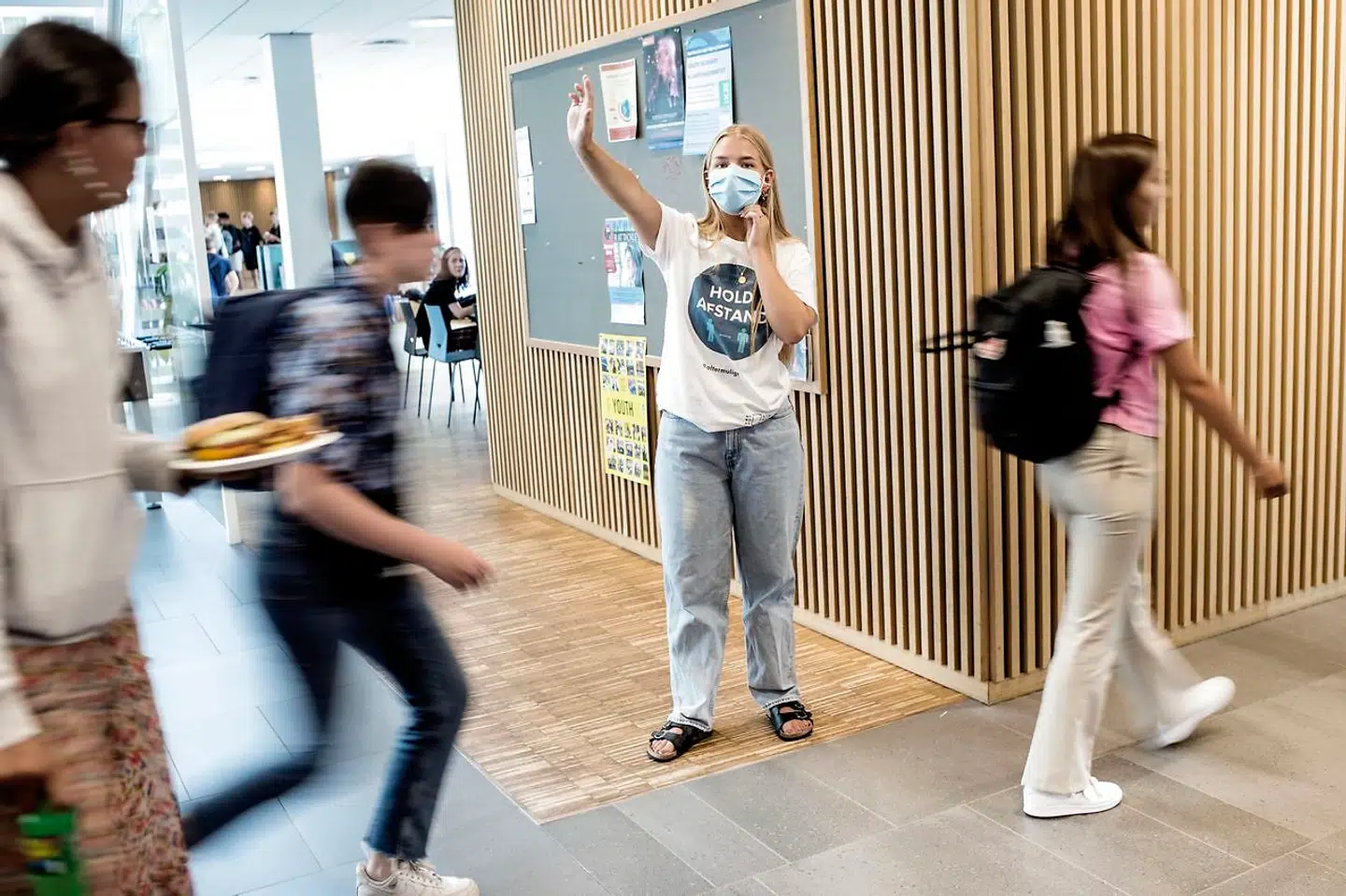Sofie Lykke Søndergaard Nielsen er coronavagt på Nyborg Gymnasium, hvor hun skal holde øje med, om eleverne overholder gymnasiets coronaretningslinjer.