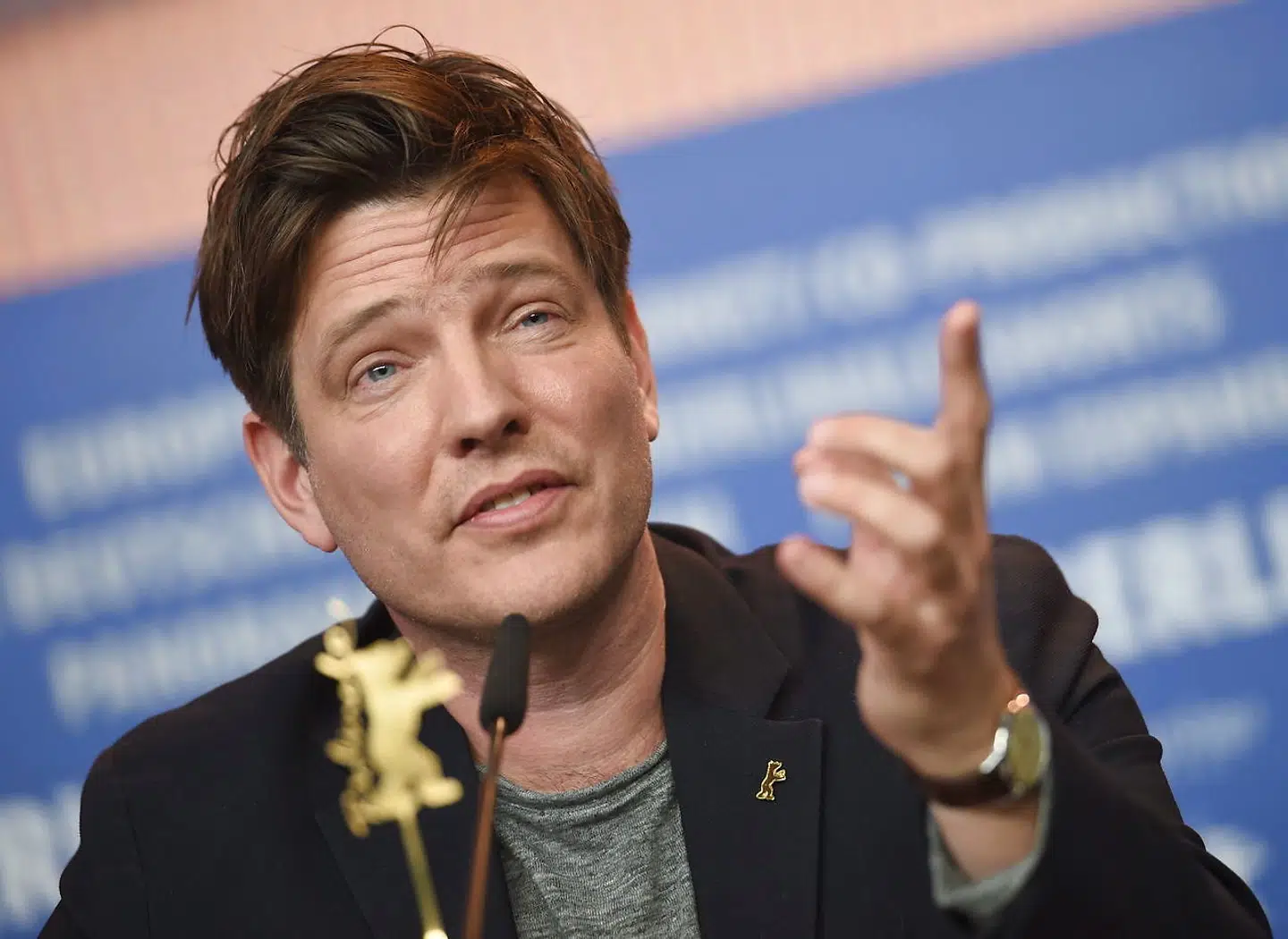 Instruktøren Thomas Vinterberg skal instruere den nye TV-serie til TV 2, »Familier som vores«, og han skriver manuskriptet sammen med Bo hr. Hansen.