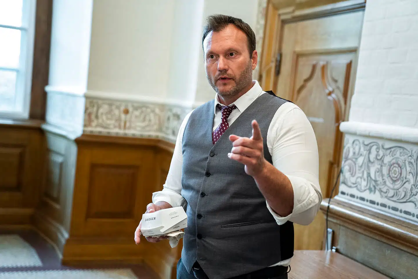 »Regeringen må forsvare, hvorfor de lige pludselig vil lave nye restriktioner, når nu tallene ser så gode ud i forhold til det, man havde forventet,« siger Lars Boje Mathiesen, sundhedsordfører for Nye Borgerlige.