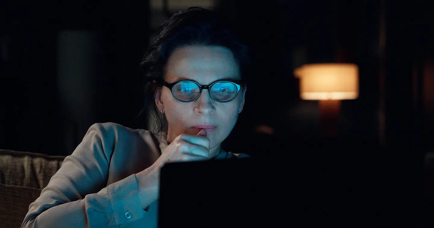 Juliette Binoche lyser og funkler – her i genspejlet fra sin computer – i den franske film »Forført«.