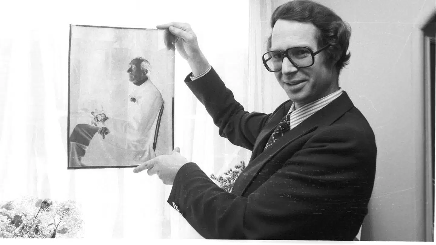 Prins Waldemar af Schaumburg-Lippe, halvfætter til dronning Margrethe, med et fotografi af H.C. Andersen.