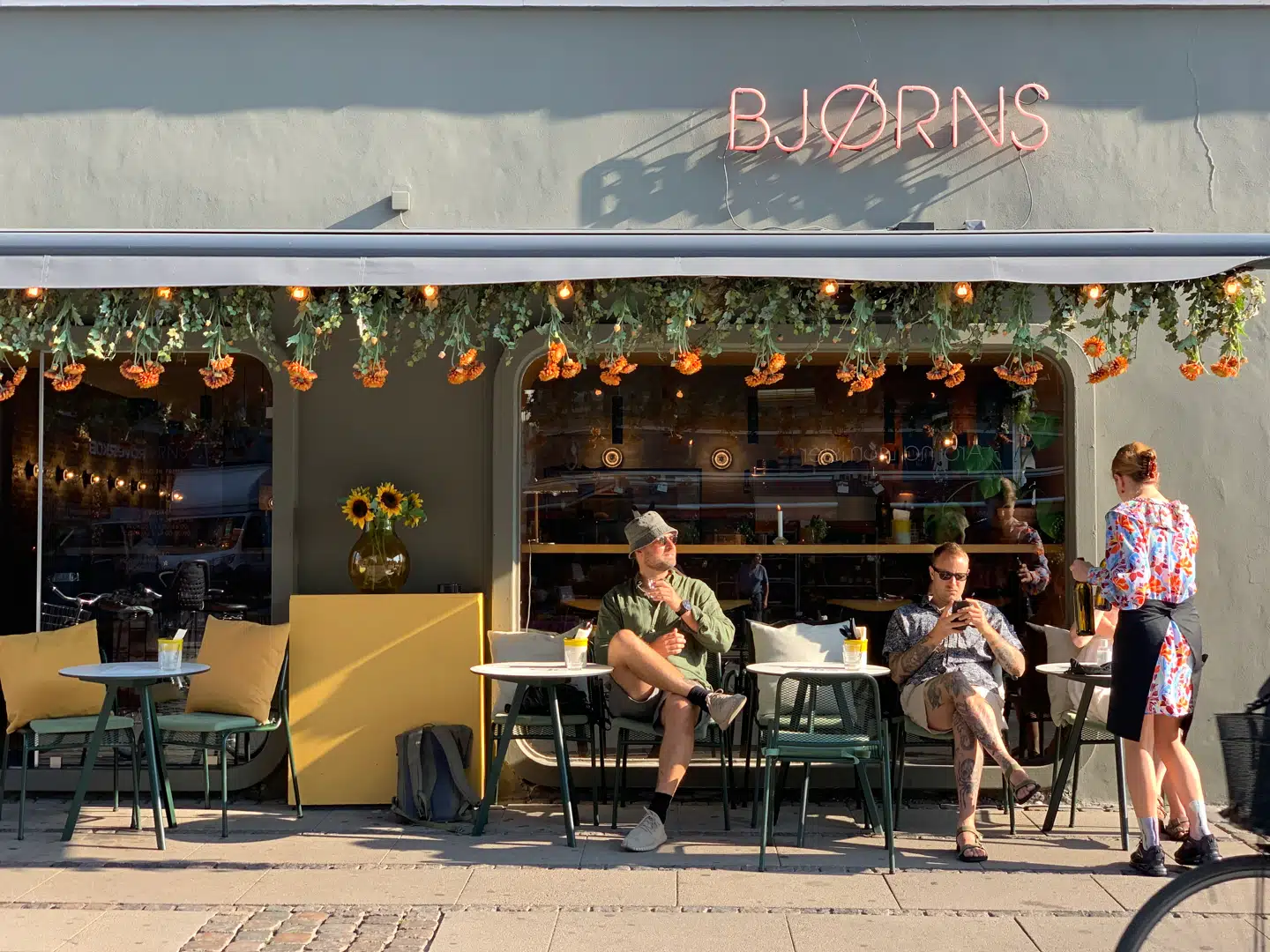 Madklubben har omdannet cocktailbaren Bjørns på Vesterbrogade i København til en morgenmadsrestaurant. Stedet vil dog fortsat være cocktailbar om aftenen.
